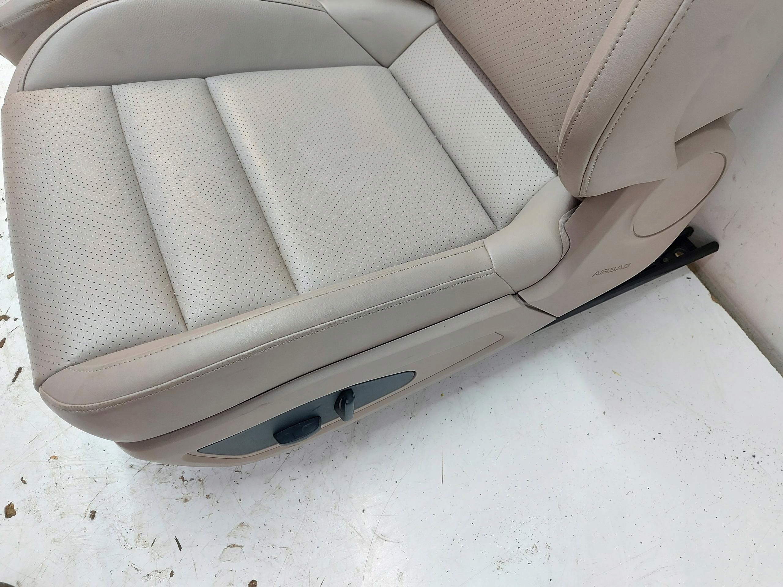 Porsche Taycan 4S 9J1 2021r KANAPY seats front rear part
