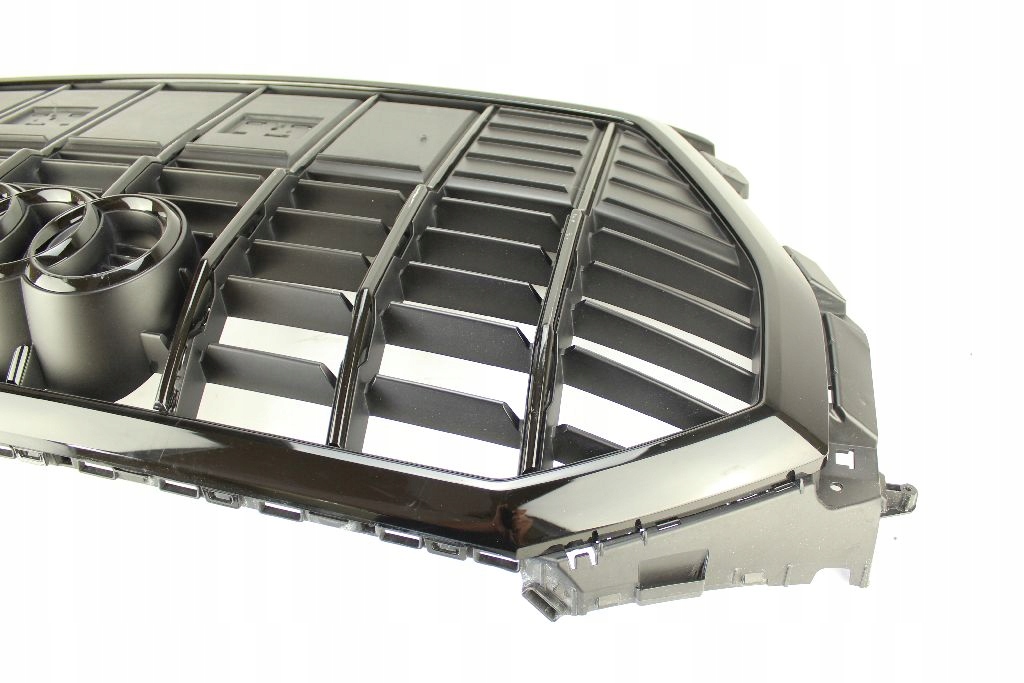 решетка радиатора Q3 II черный 2018- 83A853651B