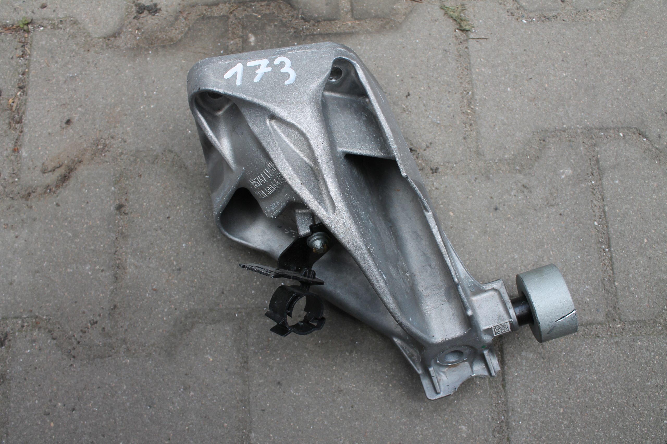 173. holder engine mount BMW 18574711HU