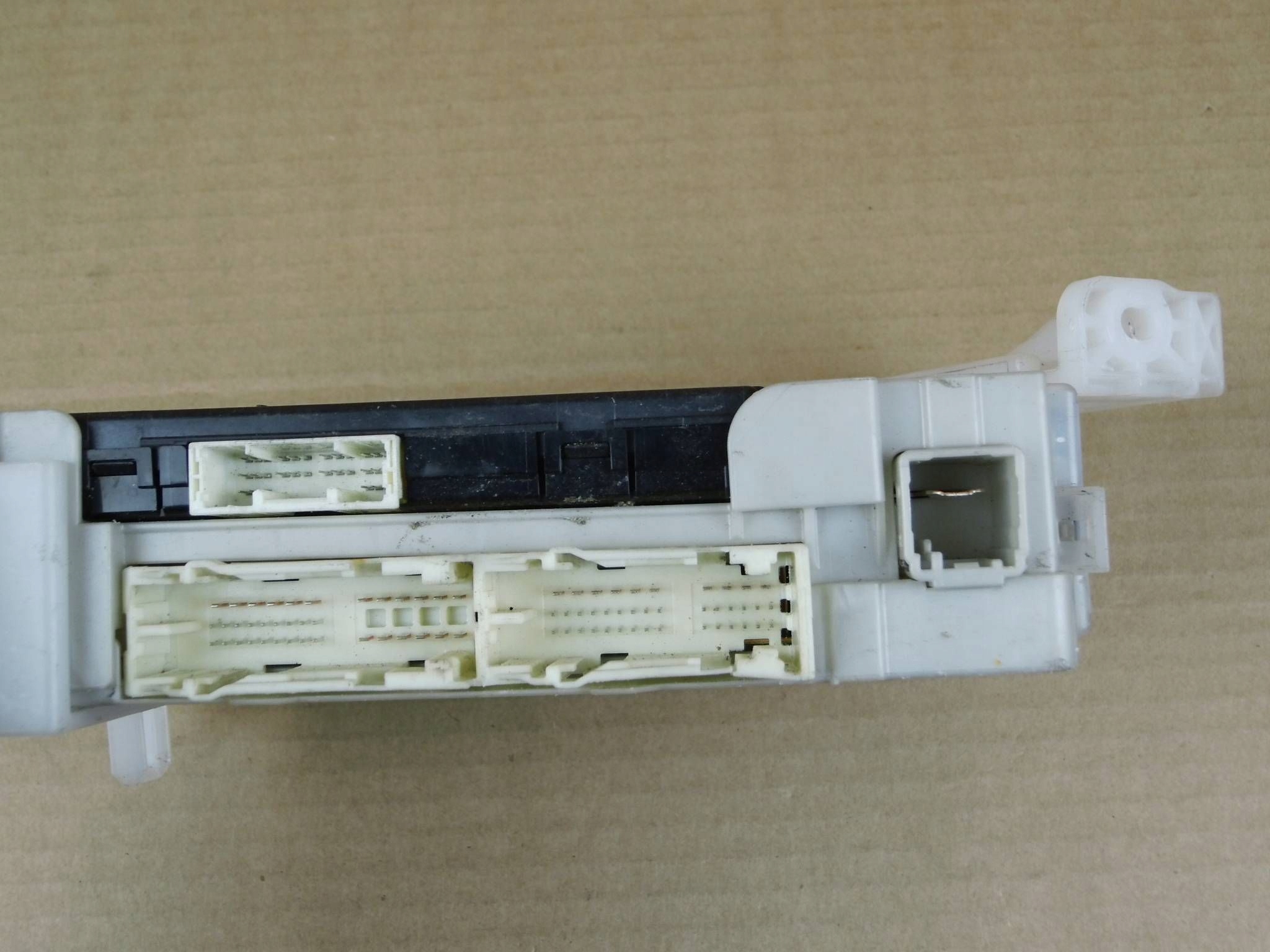 Toyota Prius+ module computer control unit komfortu 89221-47211 82730-47420-A