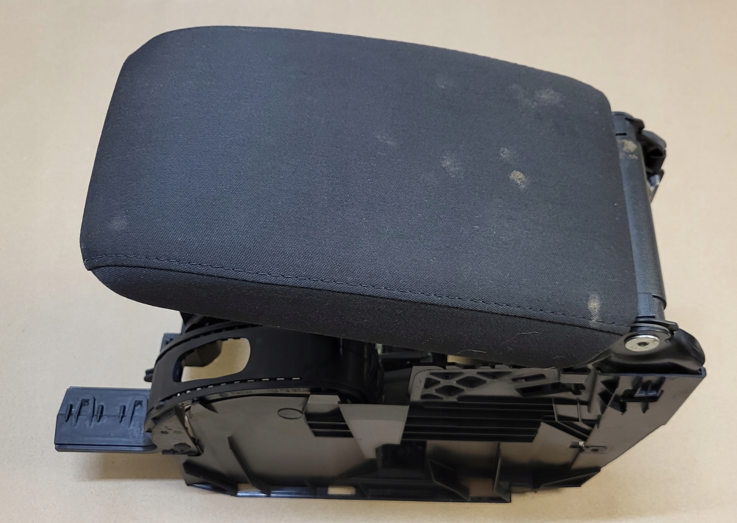 armrest adjustable TUNELU SRODKOWEGO VW JETTA 3 GOLF V 1K OE EU black