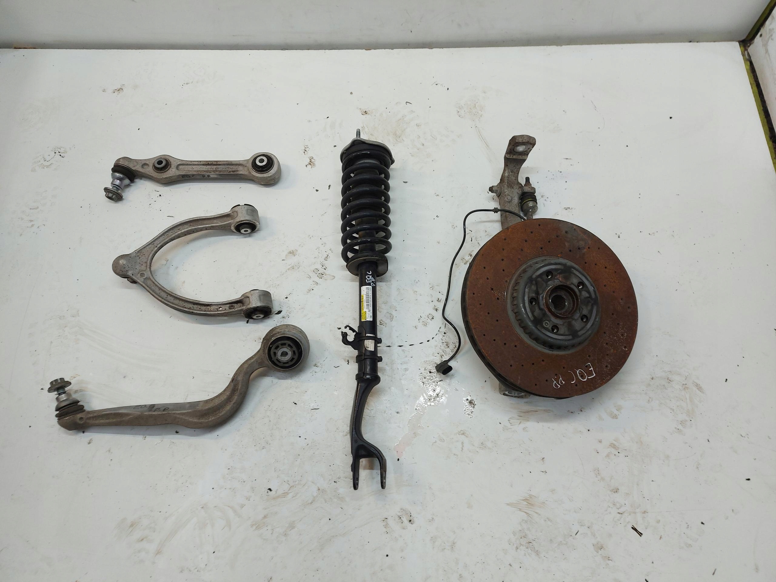 Mercedes EQC 400 W293 sususpension right front shock absorber arm