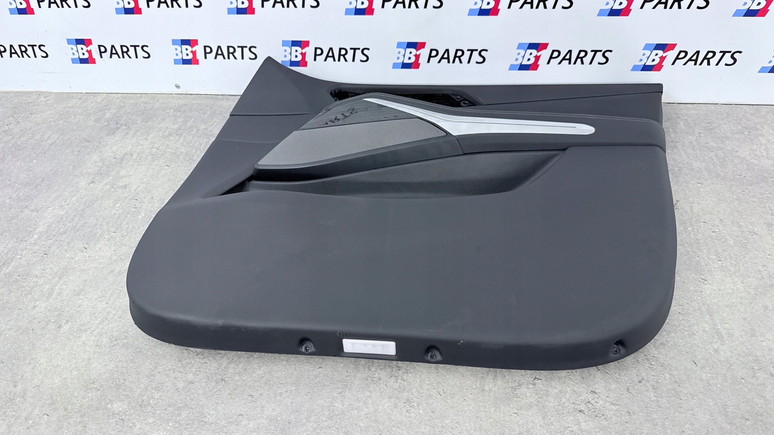 BMW G07 X7 side door right front front black leather VERNASCA