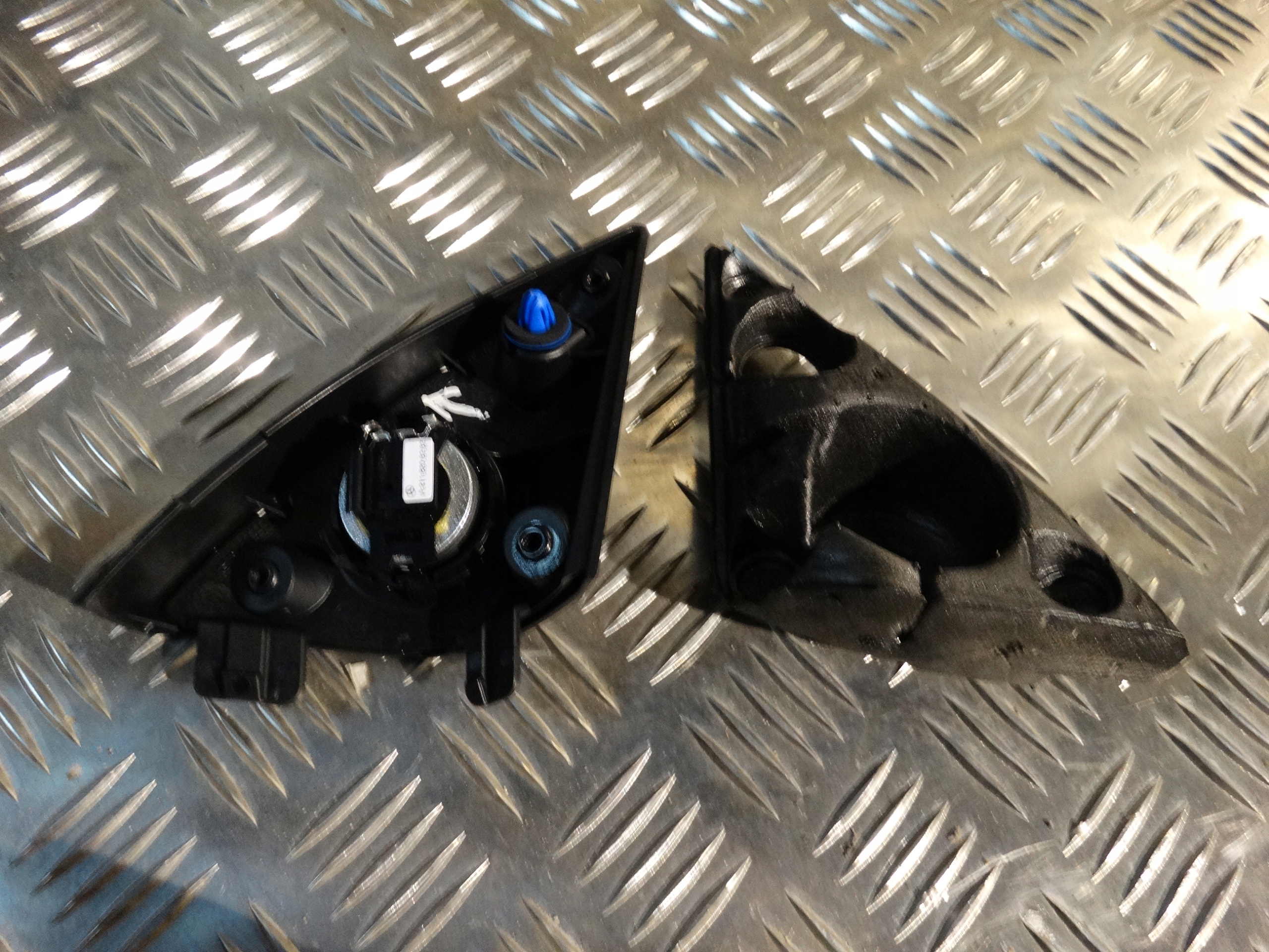 IDEAL.cap speaker left door MERCEDES W207 1