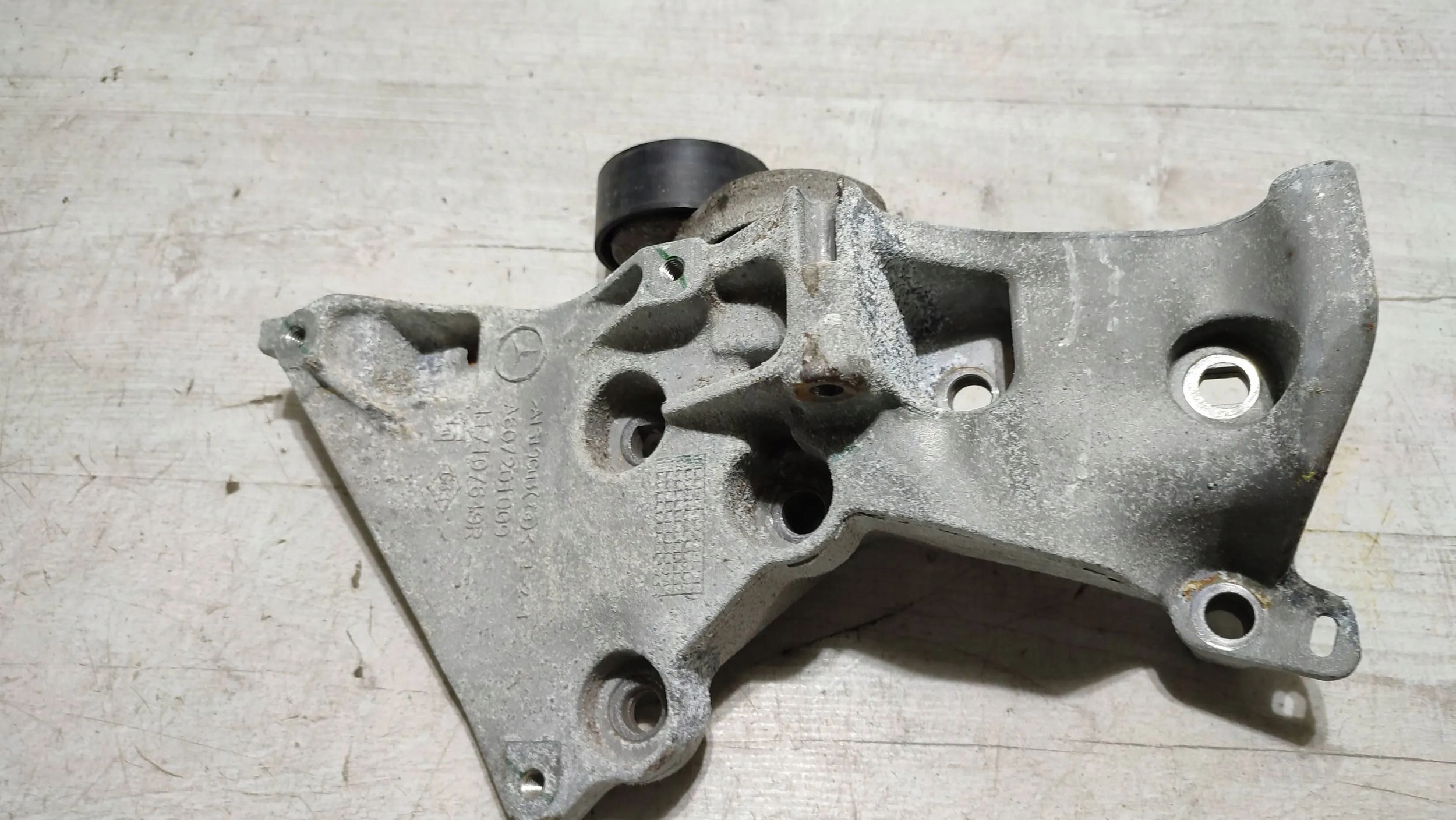 Mercedes-Benz A W176 2017 console holder alternator