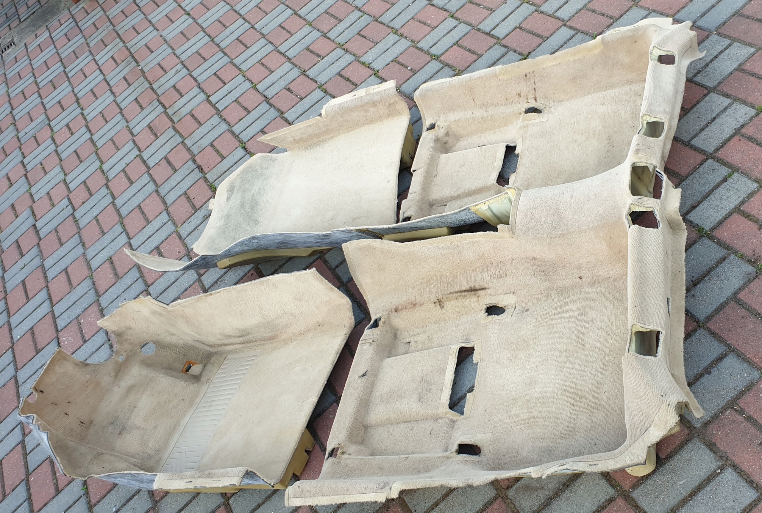 mats carpet right front MERCEDES E W210 OE EUROPA KREMOWY