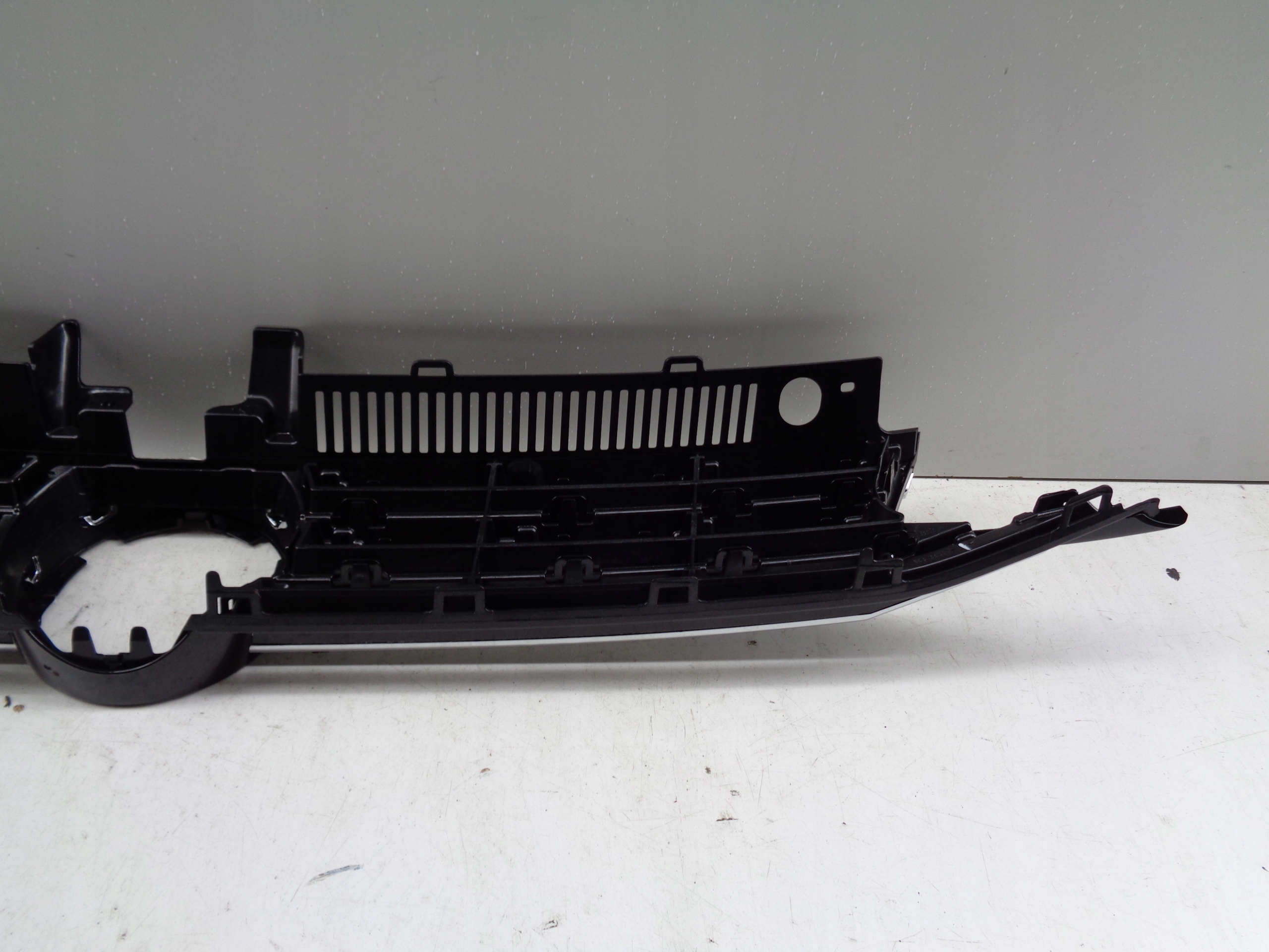 NO-WA-- Grille VW TOURAN 5TA 16