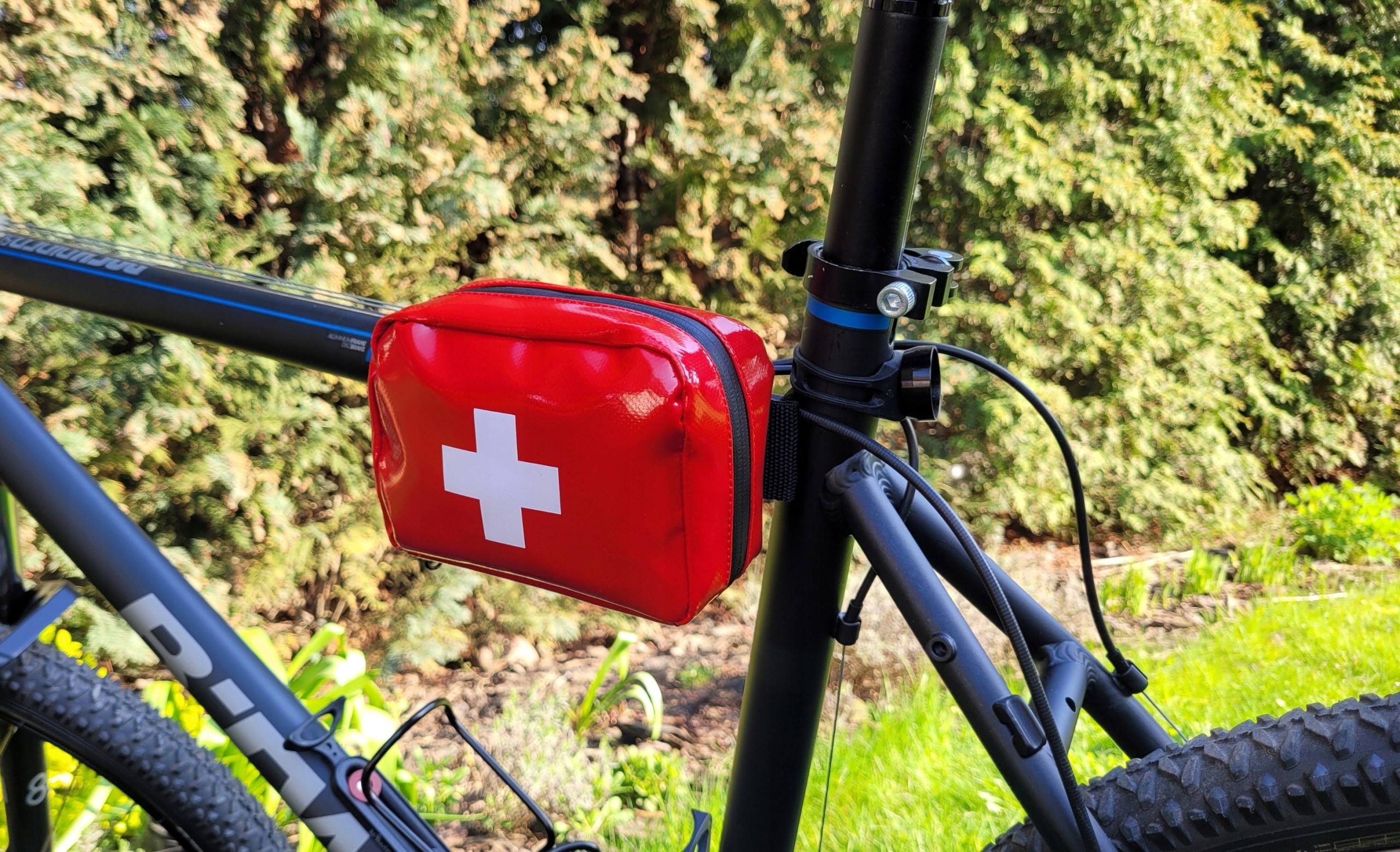 APTECZKA OSOBISTA TURYSTYCZNA Z WYPOSAŻENIEM NA ROWER WODOODPORNA TYP 250 Kolor czerwony