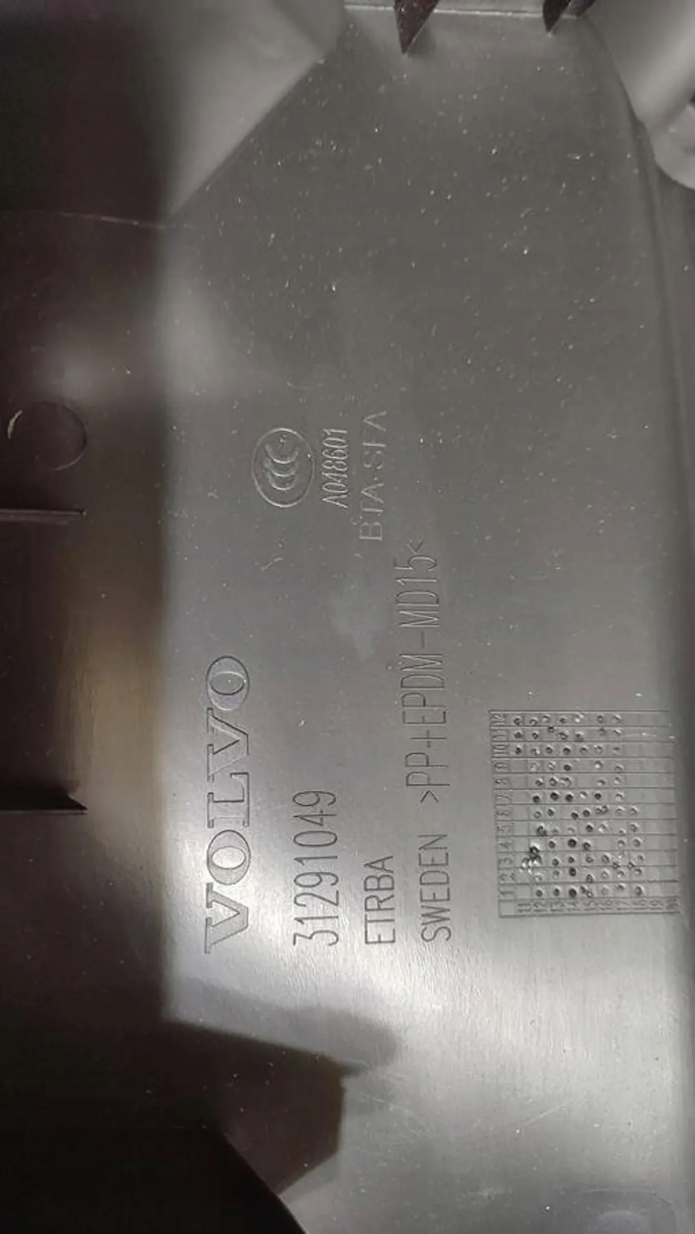 Volvo V40 II 2018r upholstery bonnet rear part