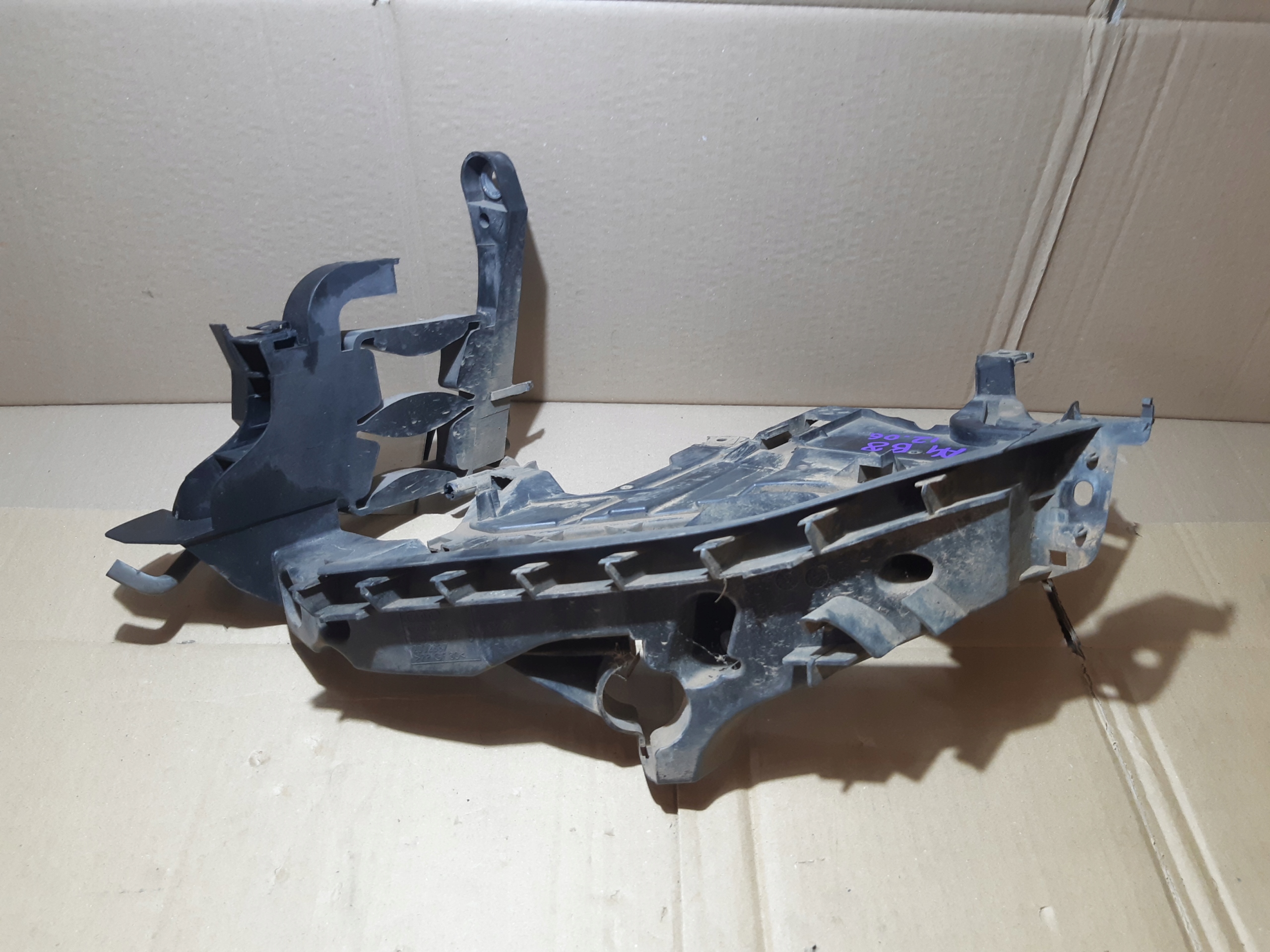 AUDI A4 B8 support holder lights left front 8K0805607C