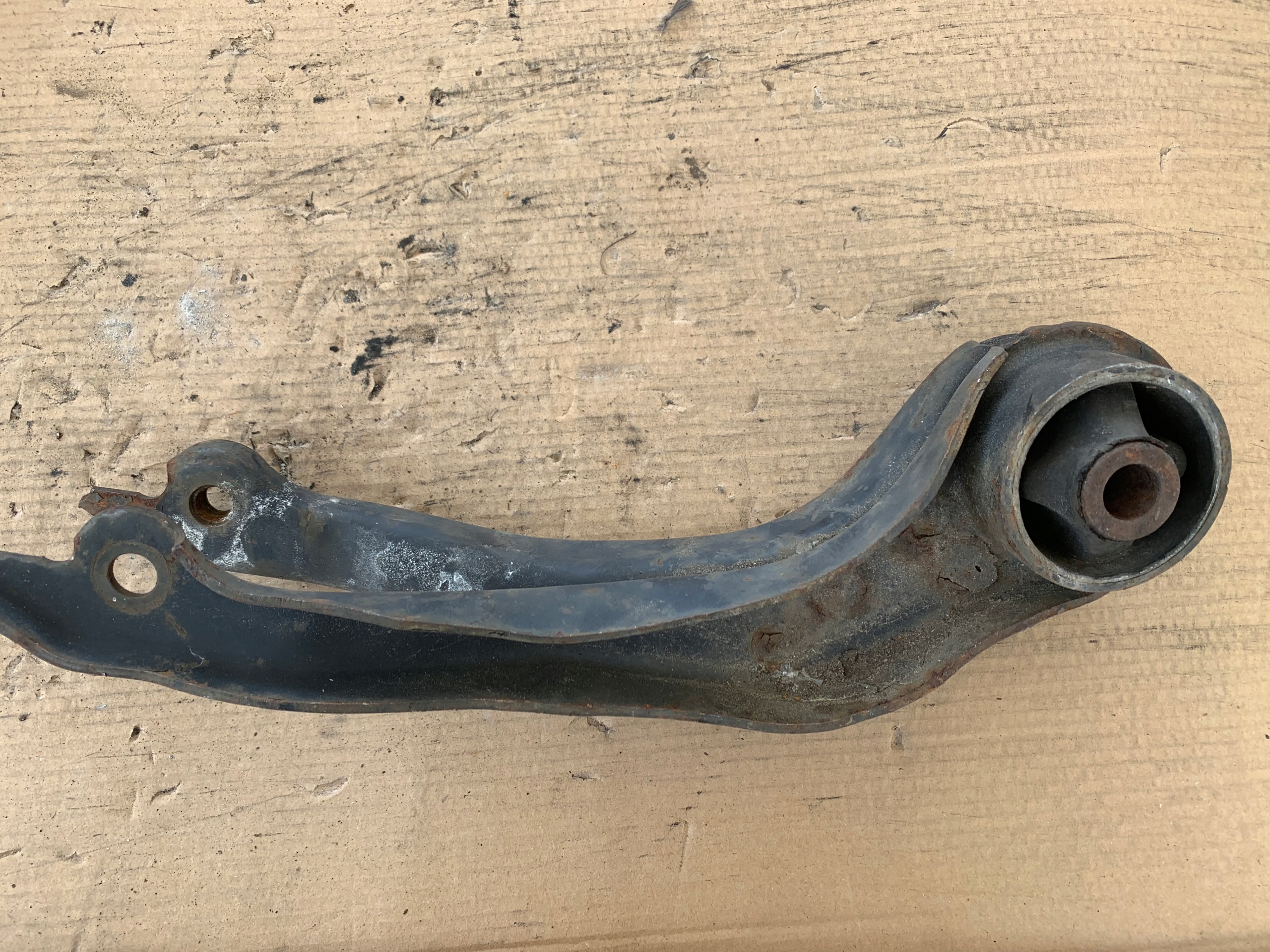 Лапа кронштейн коробки VW T4 1.9 D 701399207B