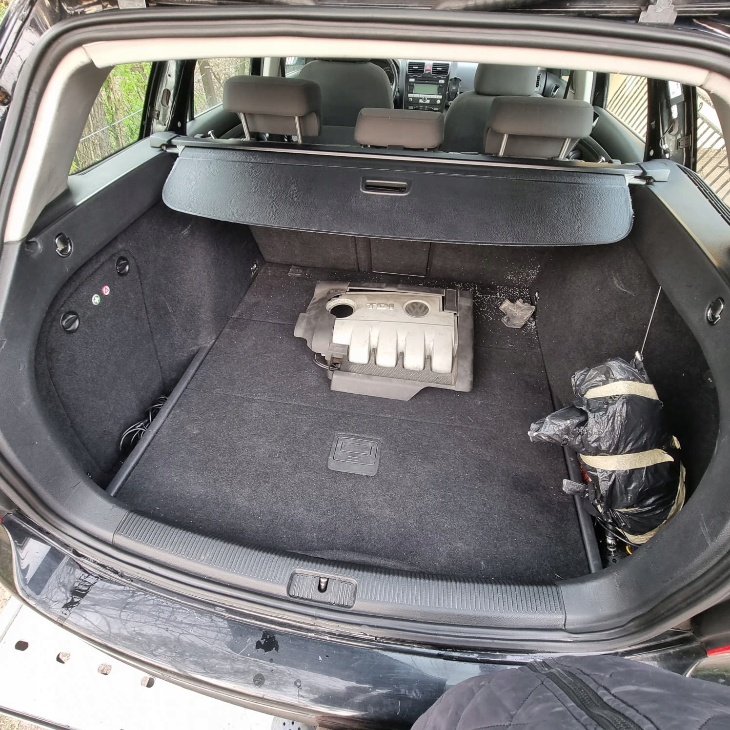 DYWAN WYKŁADZINA BAGAŻNIKA BOCZKI VW GOLF V