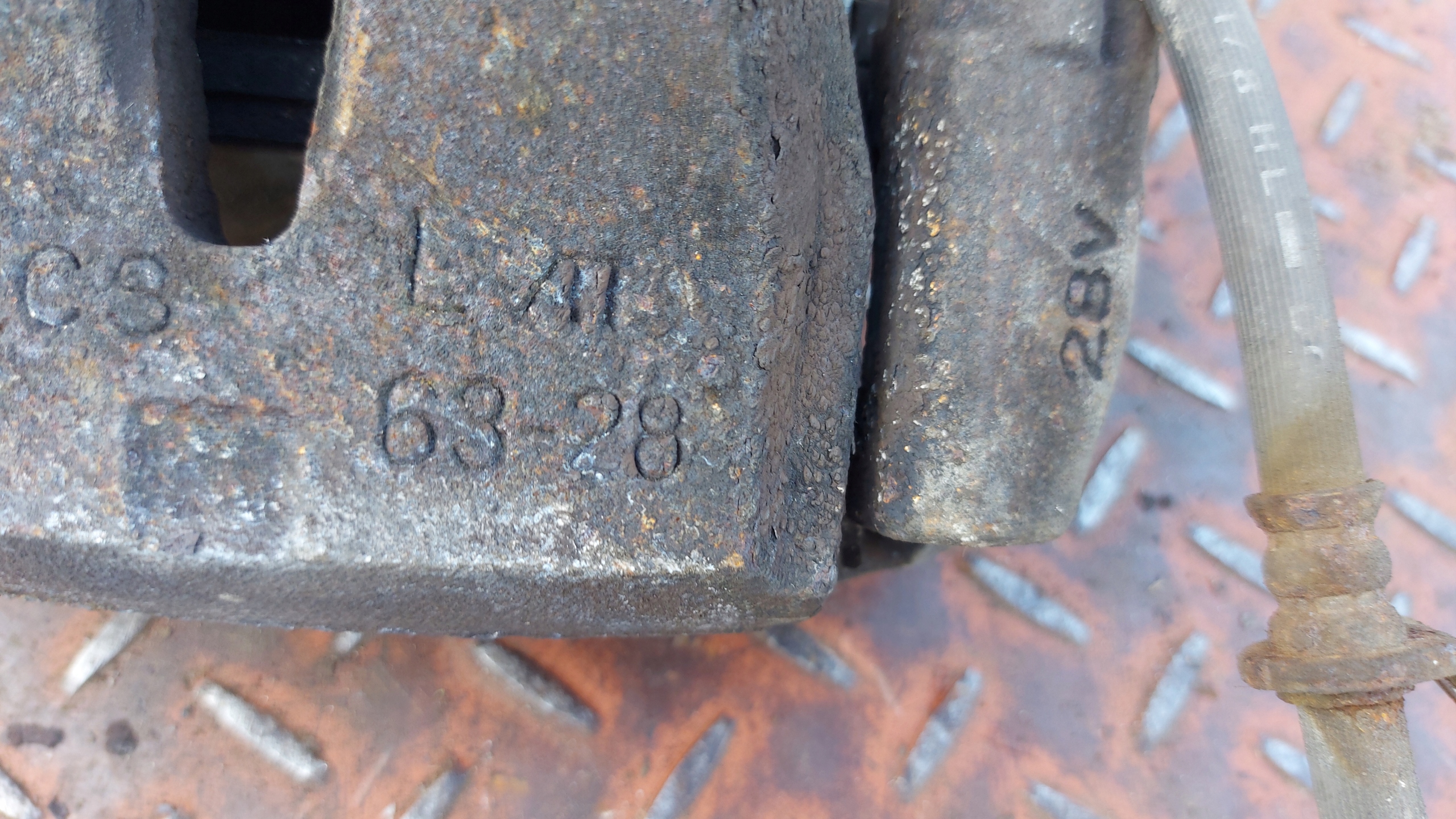 caliper brake left front TOYOTA RAV4 III 2,2 177KM