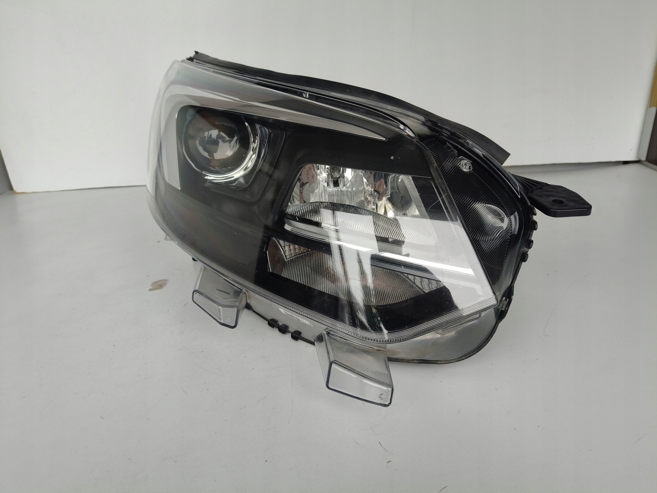 light right REFLEKTOR OPEL VIVARO C 19- ZAFIRA D XENON