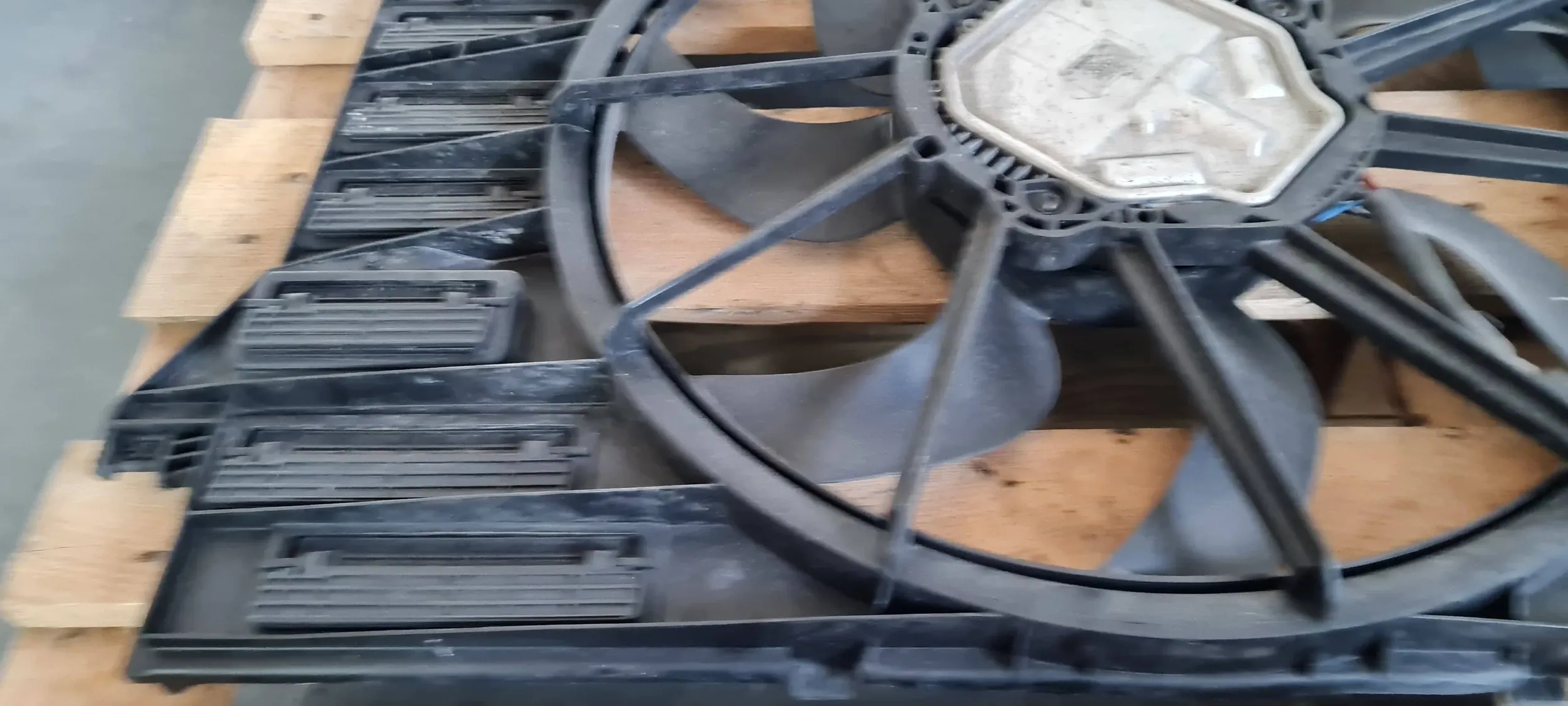 A4 B9 8W ventilátor chladiče 2.0 TDI 8W0121003B A5 8W Q5