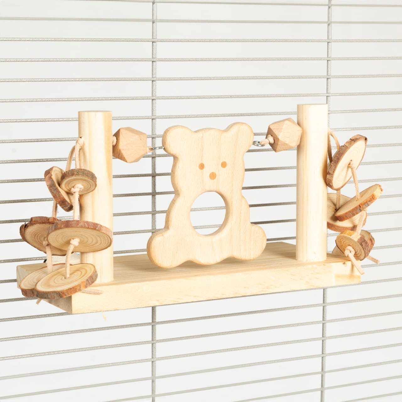 Teddy Bear Swing – hračka do klece s figurkou medvídka pro papoušky