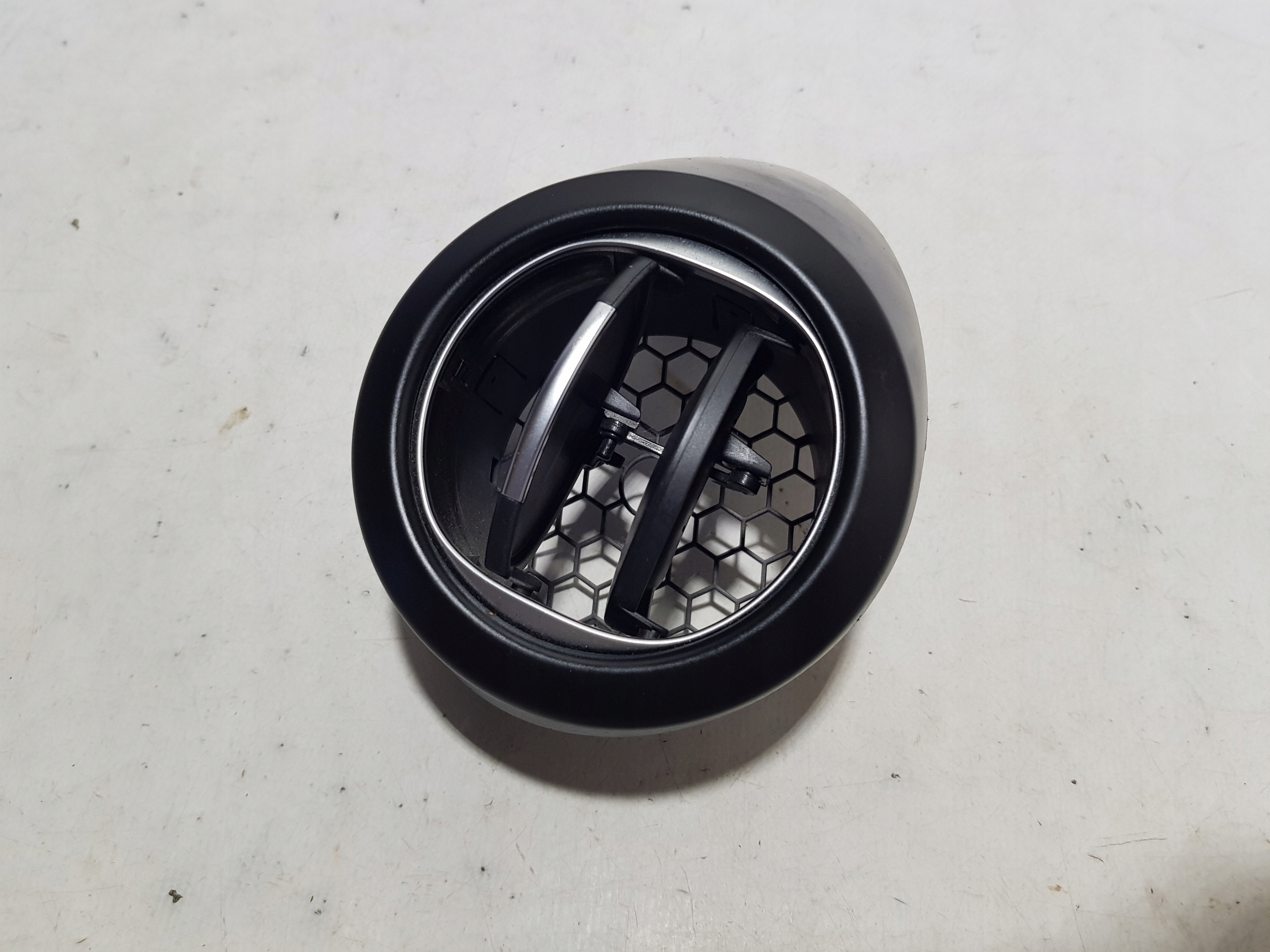 grid air conditioning devices left RENAULT ZOE II 687636641R