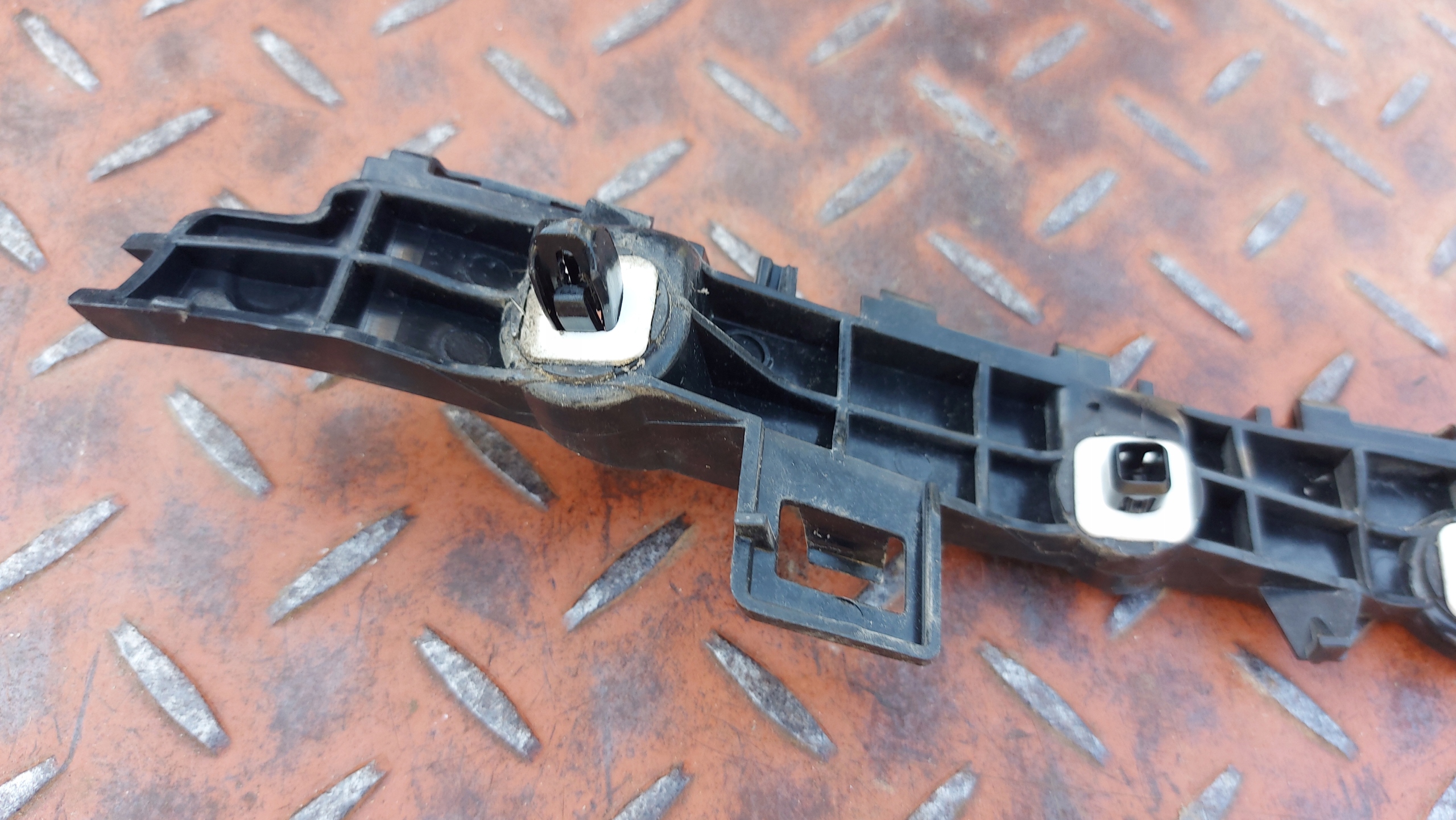 bumper bracket left rear part TOYOTA YARIS IV 20