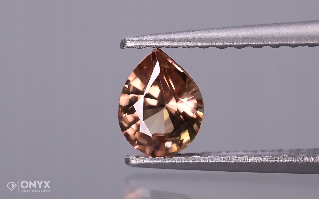 Zirkon fasetovaná slza 5x4 mm