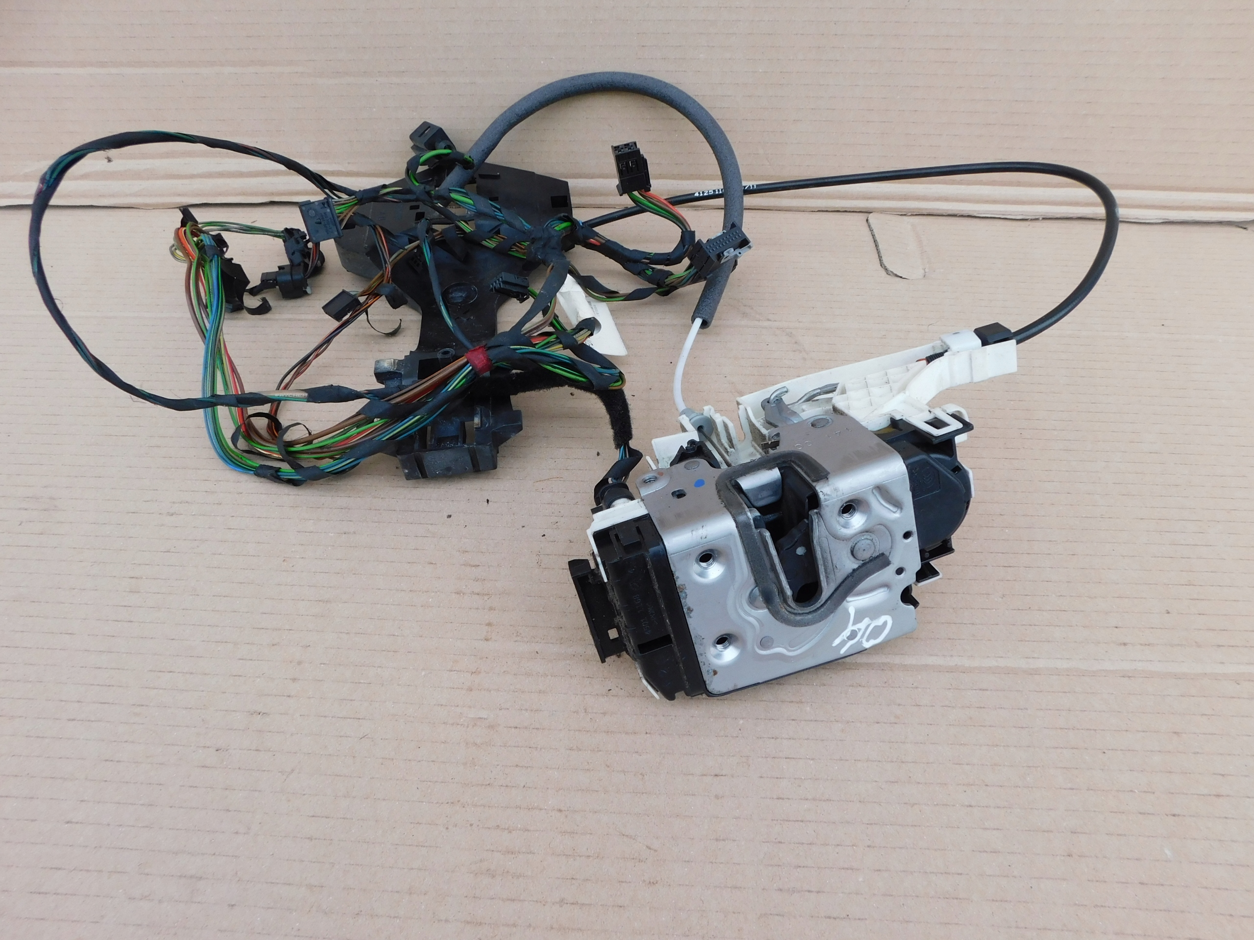 lock door front of left driver´s Mercedes Sprinter 906 VW Crafter original