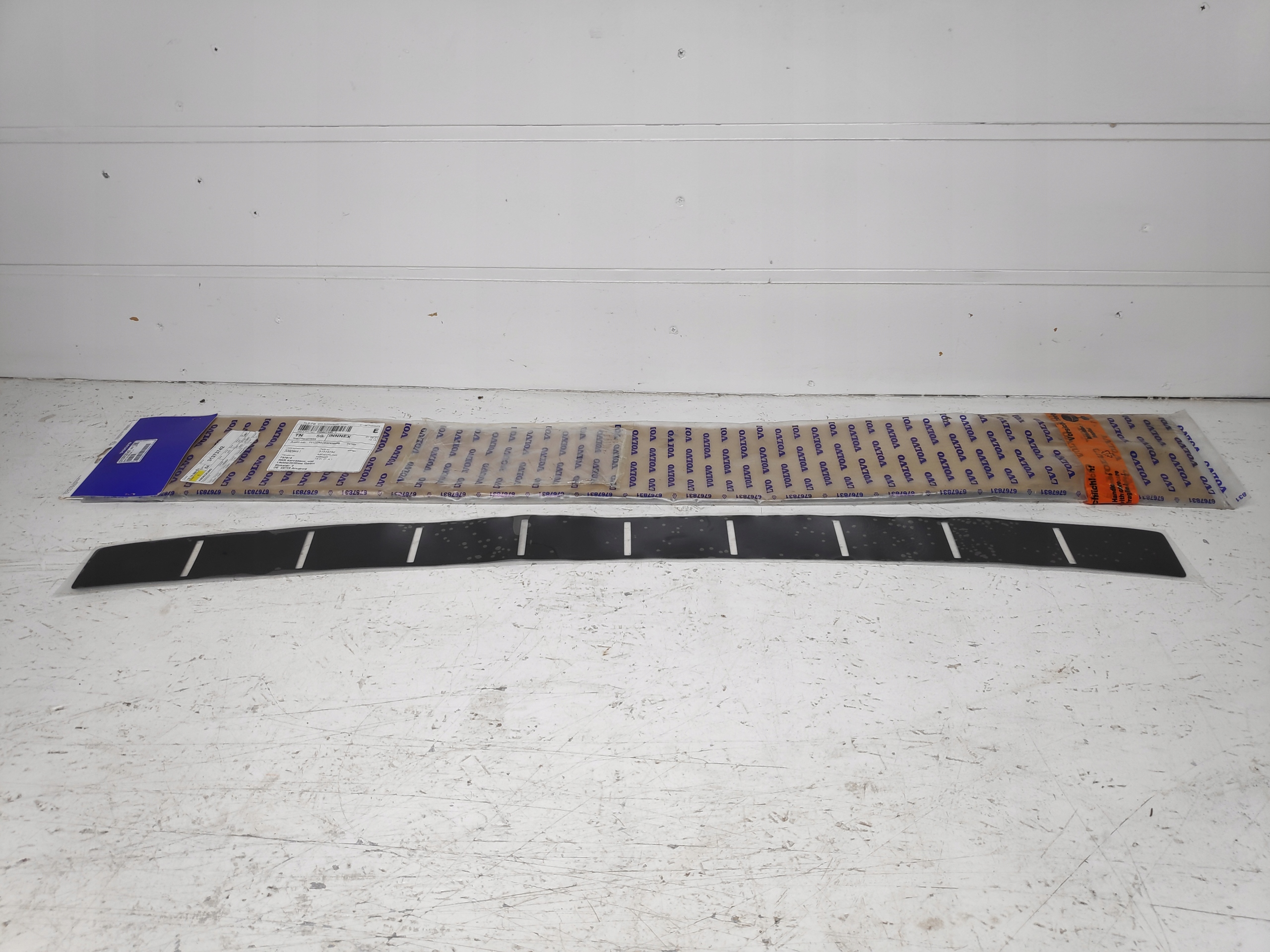 VOLVO XC60 GUMOWA ŻELOWA LISTWA ZDERZAKA TYŁ