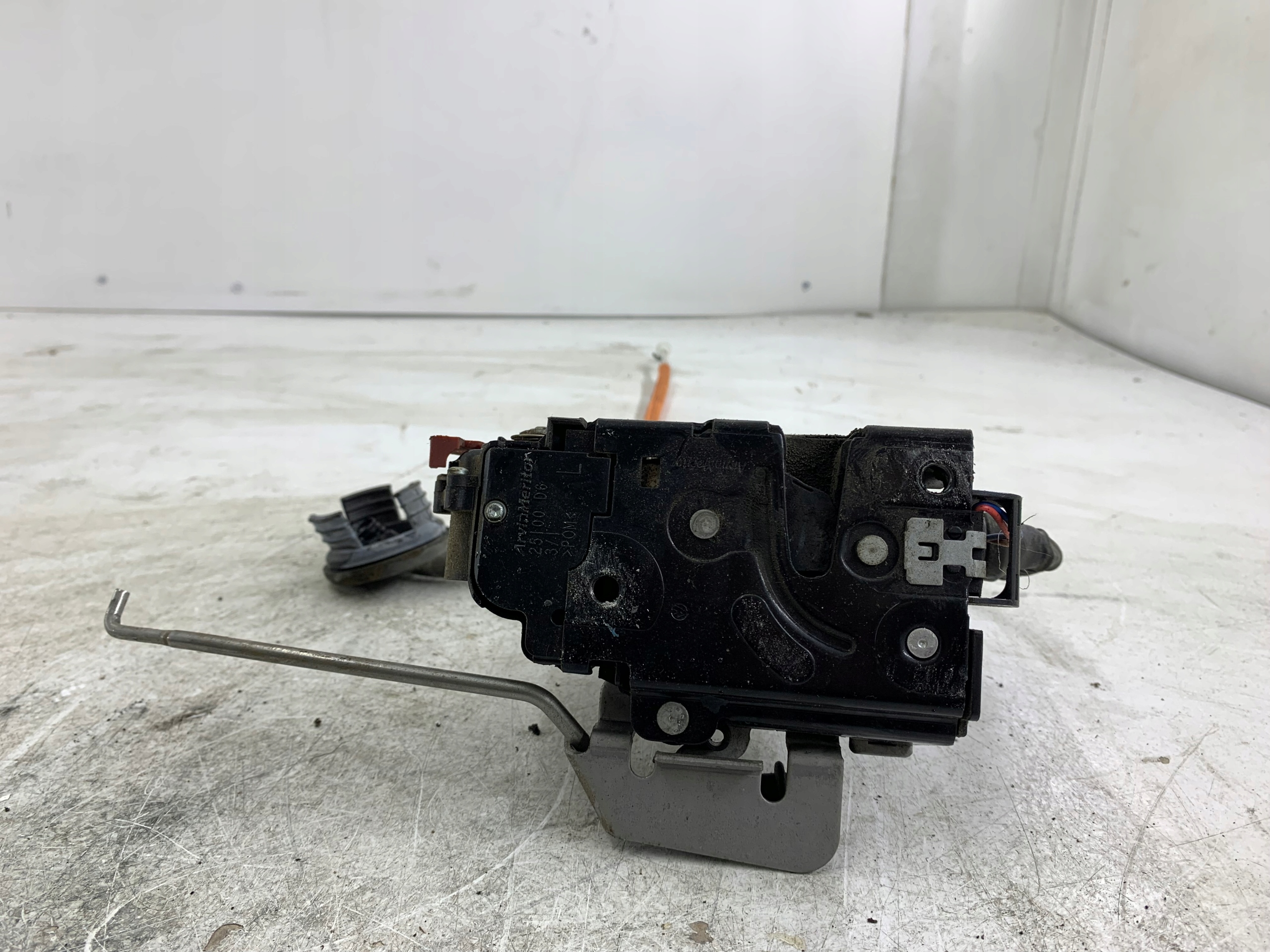 AUDI A3 8P lock door left front 4E1837015