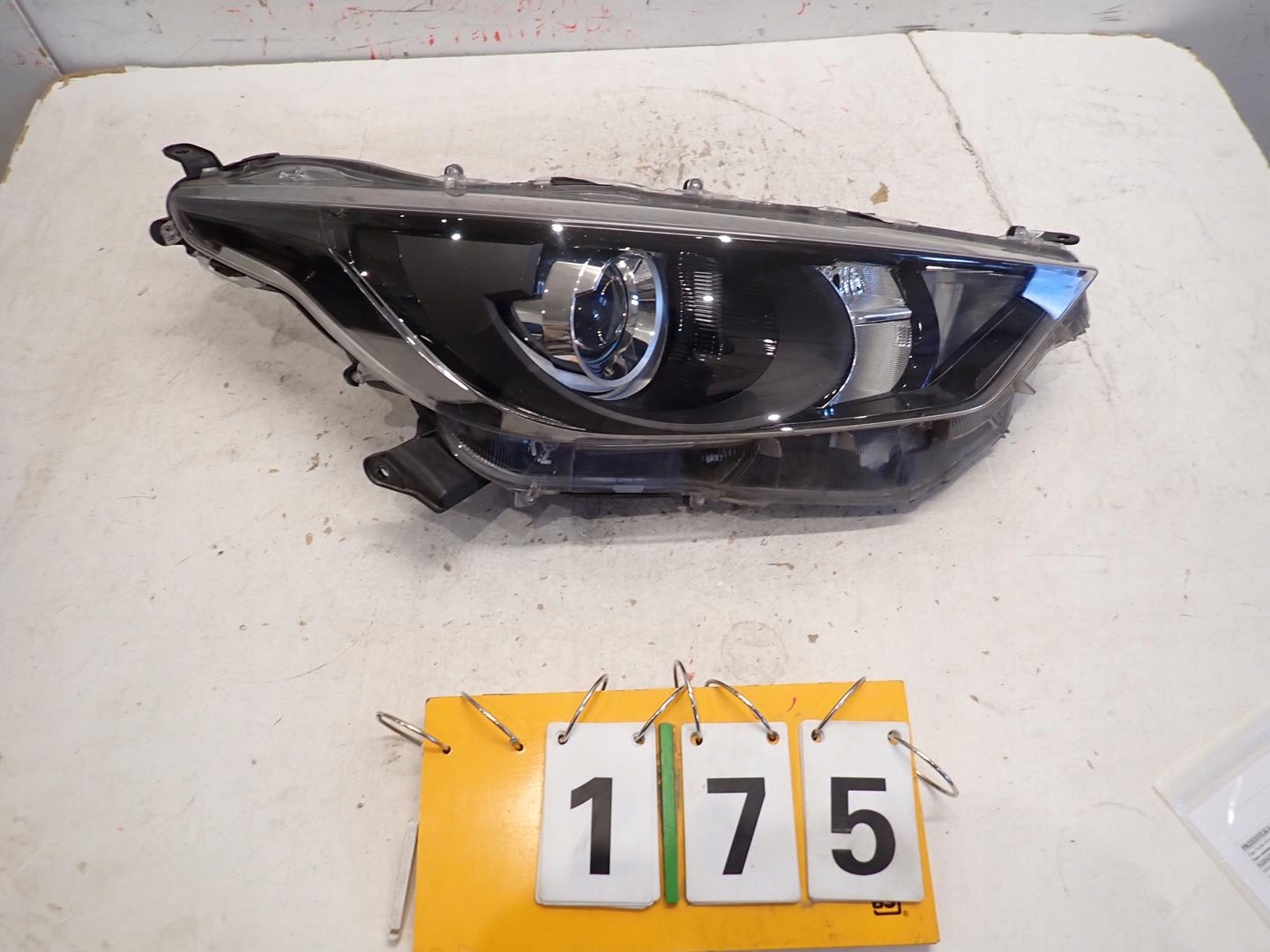 light front front right TOYOTA YARIS IV 2020- 0250040