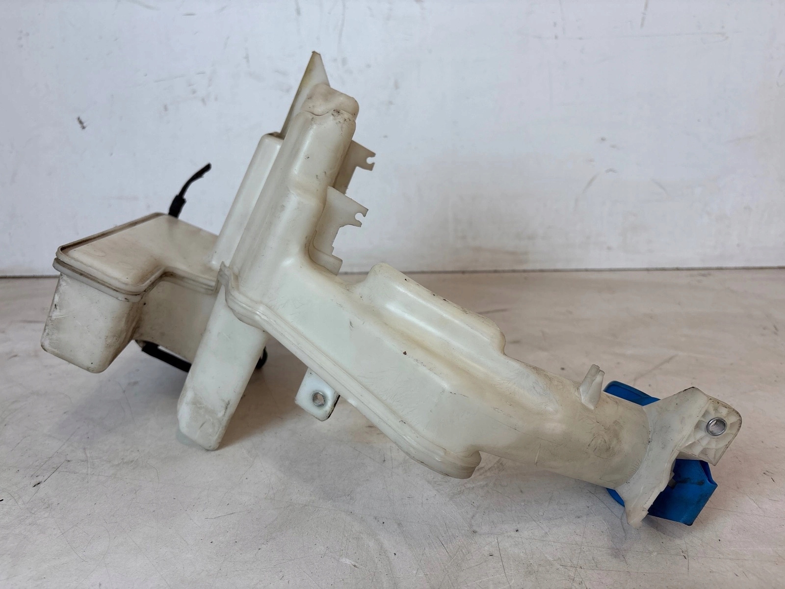 washer fluid tank Volkswagen Passat B7