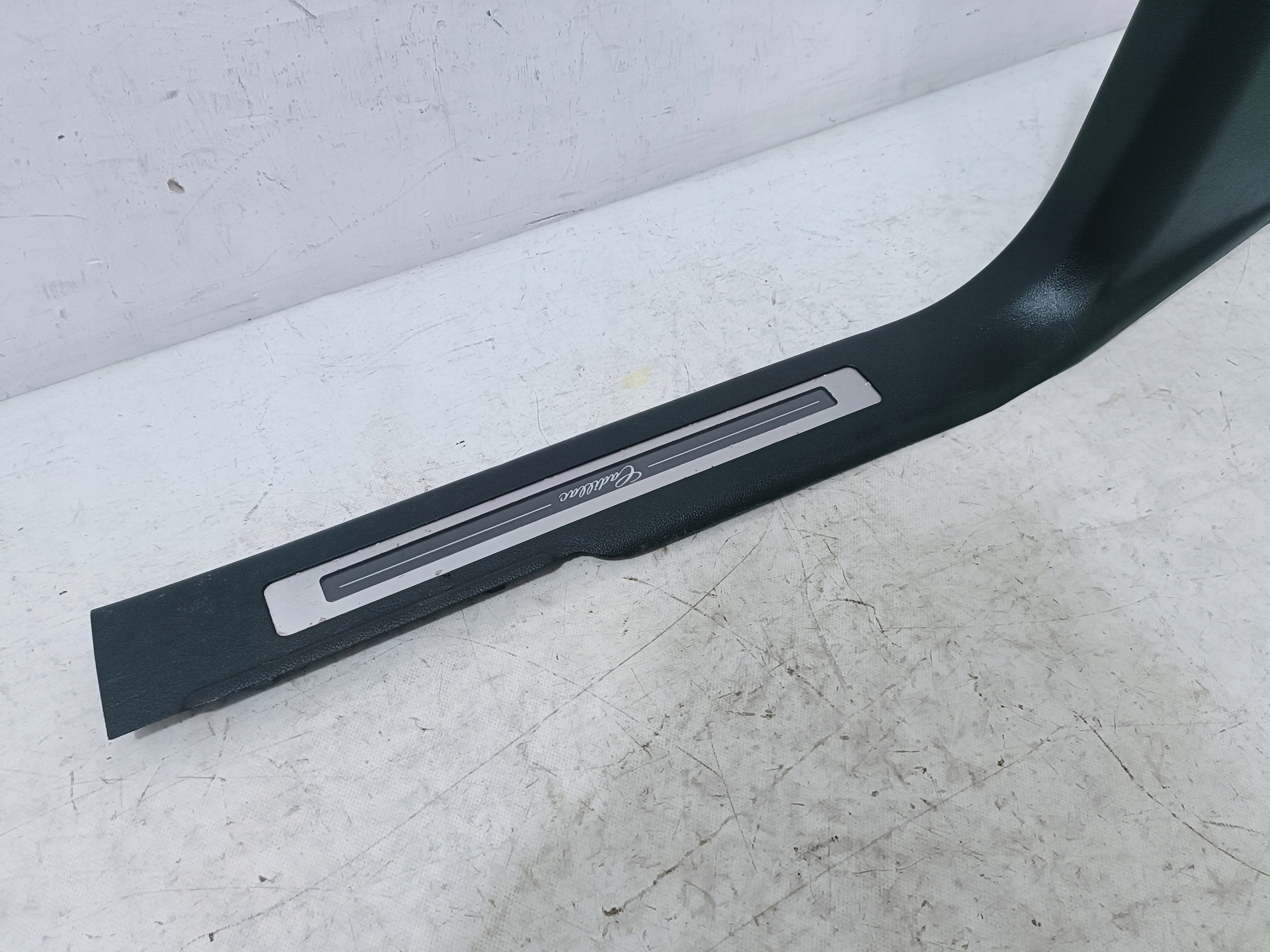CADILLAC ESCALADE IV 15-cap moulding threshold left front 23475150
