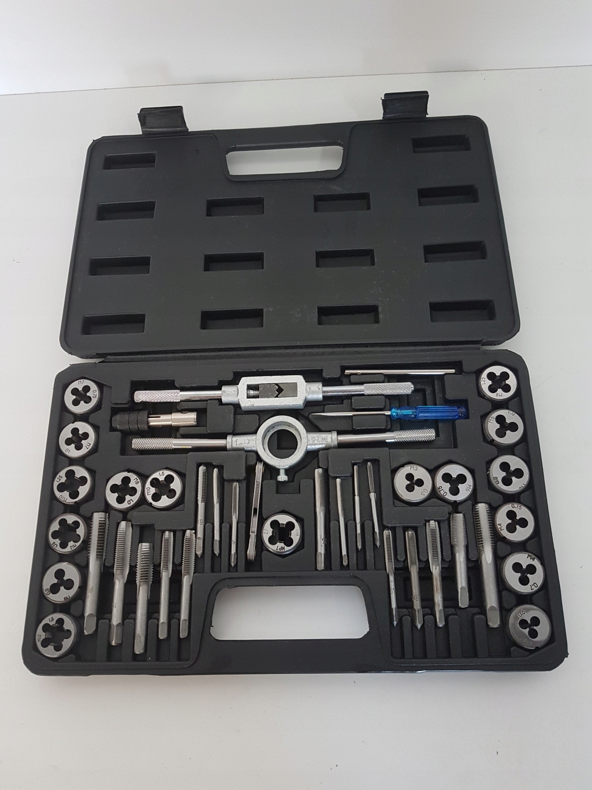 ZESTAW NARZĘDZI DO GWINTOWANIA On Clouds 40 el Waga produktu z opakowaniem jednostkowym 1.36 kg