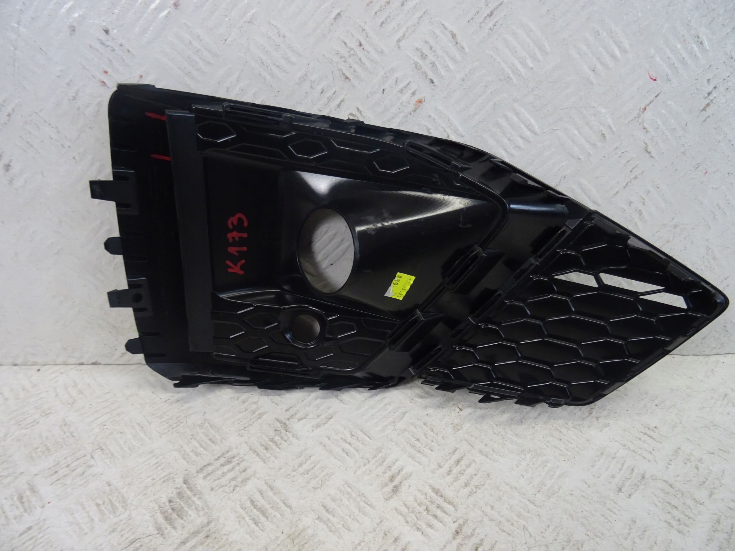 grid of a bumper front front right AUDI A5 B9 II LIFT S-LINE 8W6807682AB
