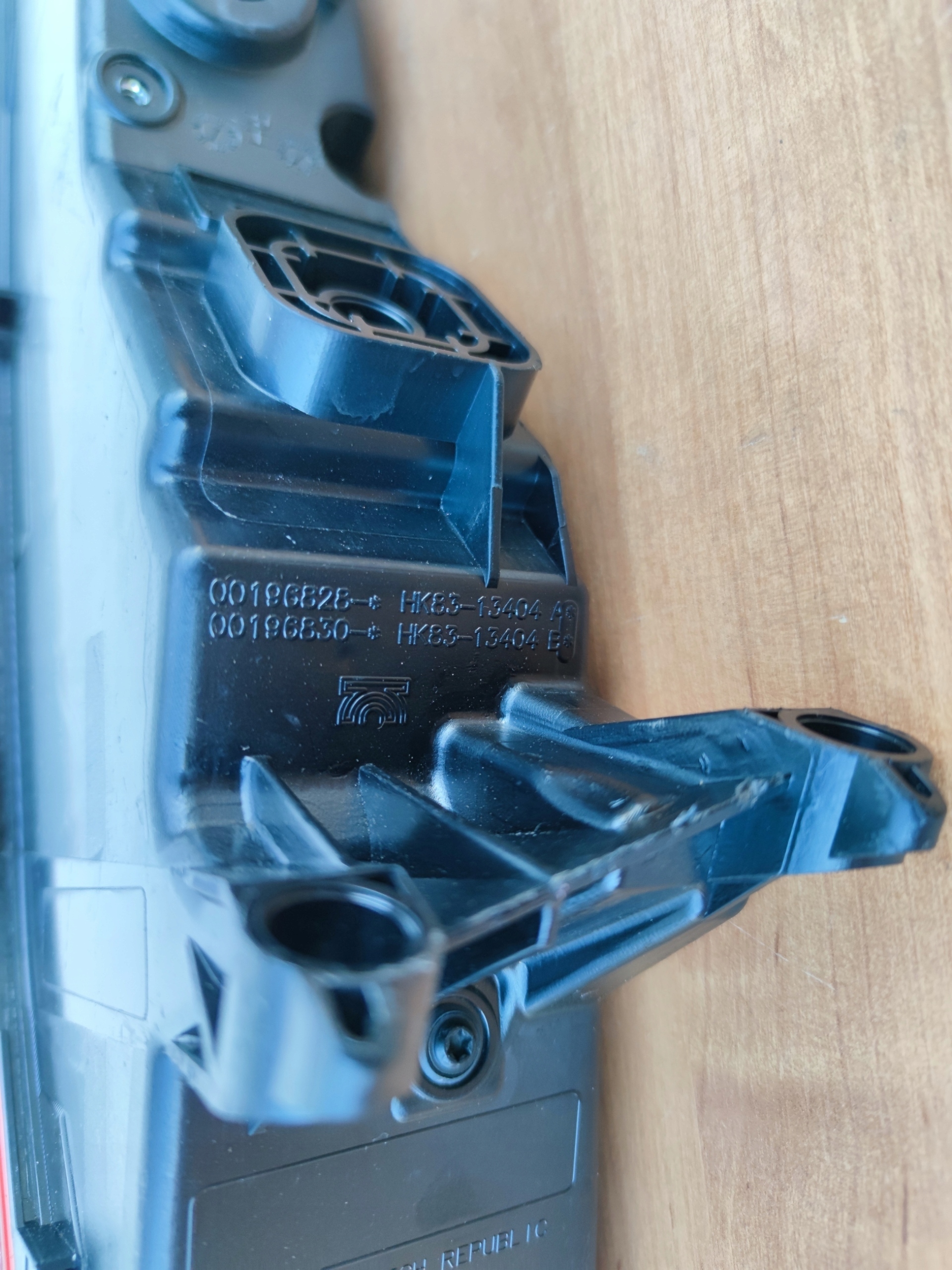 JAGUAR F-PACE right light rear part NAROZNA PUSZKA 042