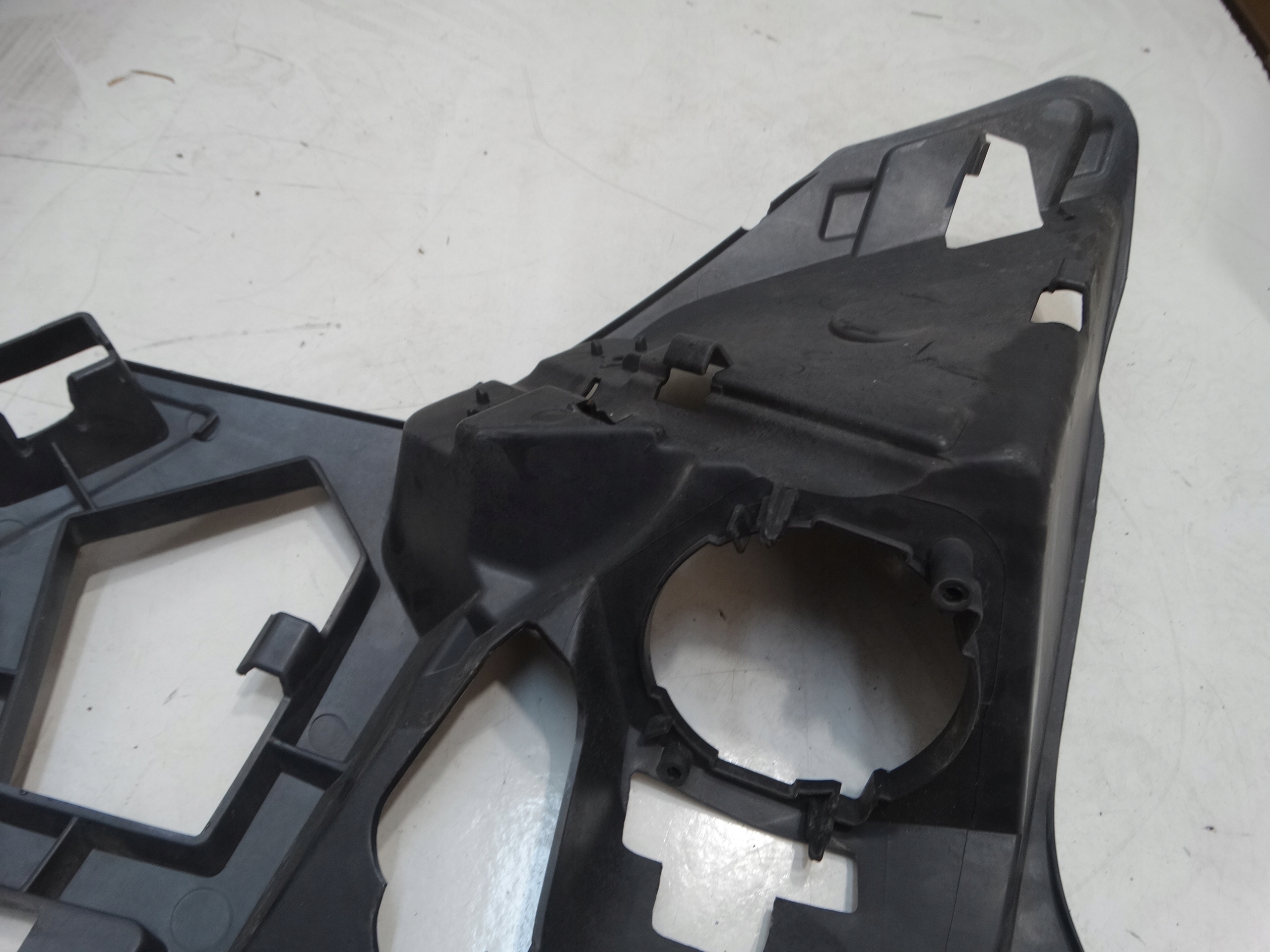 bumper bracket left front RENAULT SCENIC III 09-13R. 001033319