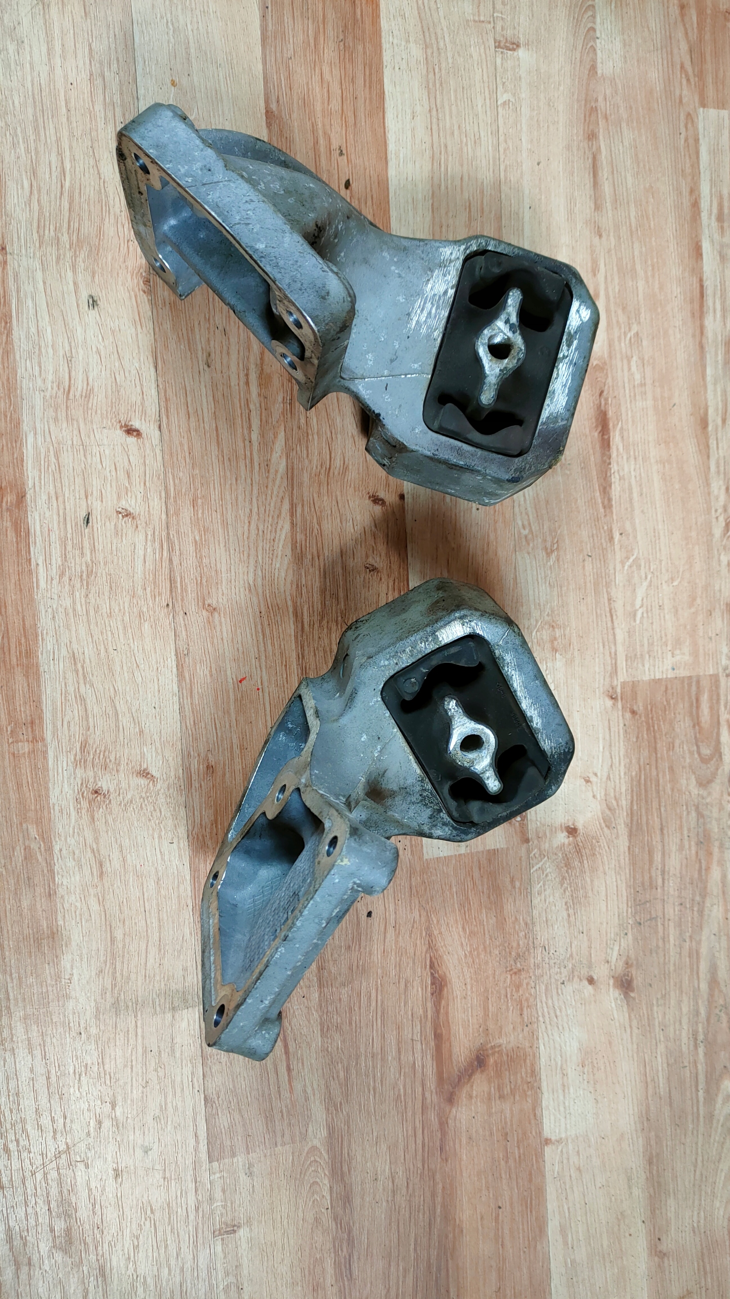 JEEP GRAND CHEROKEE WK 3.0 CRD PODUSZKA SILNIKA L