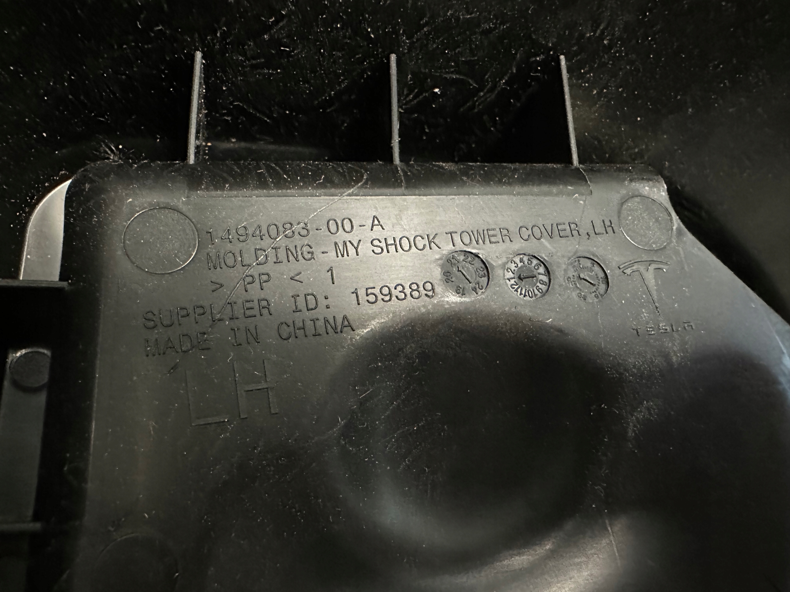 TESLA MODEL Y BLENDE ABDECKUNG KIELICHA LINKS 1494083-00