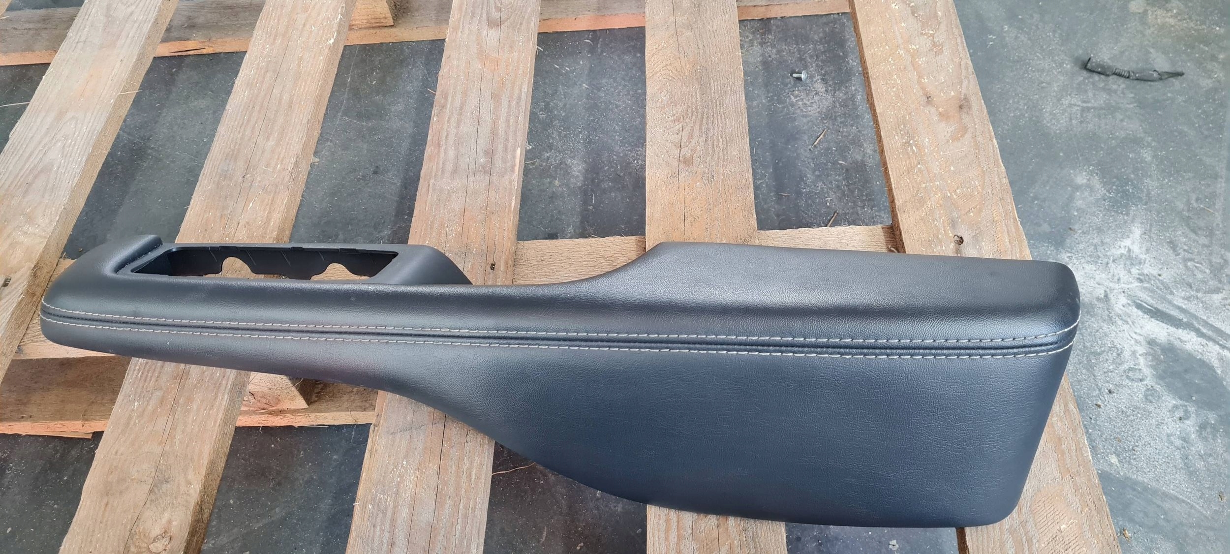 Chrysler Pacifica 2022 armrest side BOCZKA right front leather