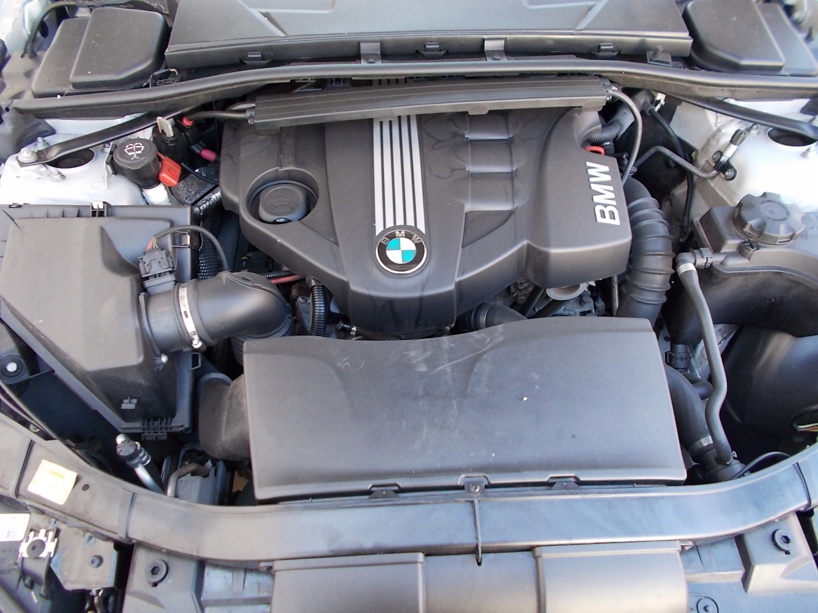 Двигатель бмв 320i. BMW e90 мотор. BMW 320d мотор. BMW e90 n47. Двигатель BMW e90 n47.
