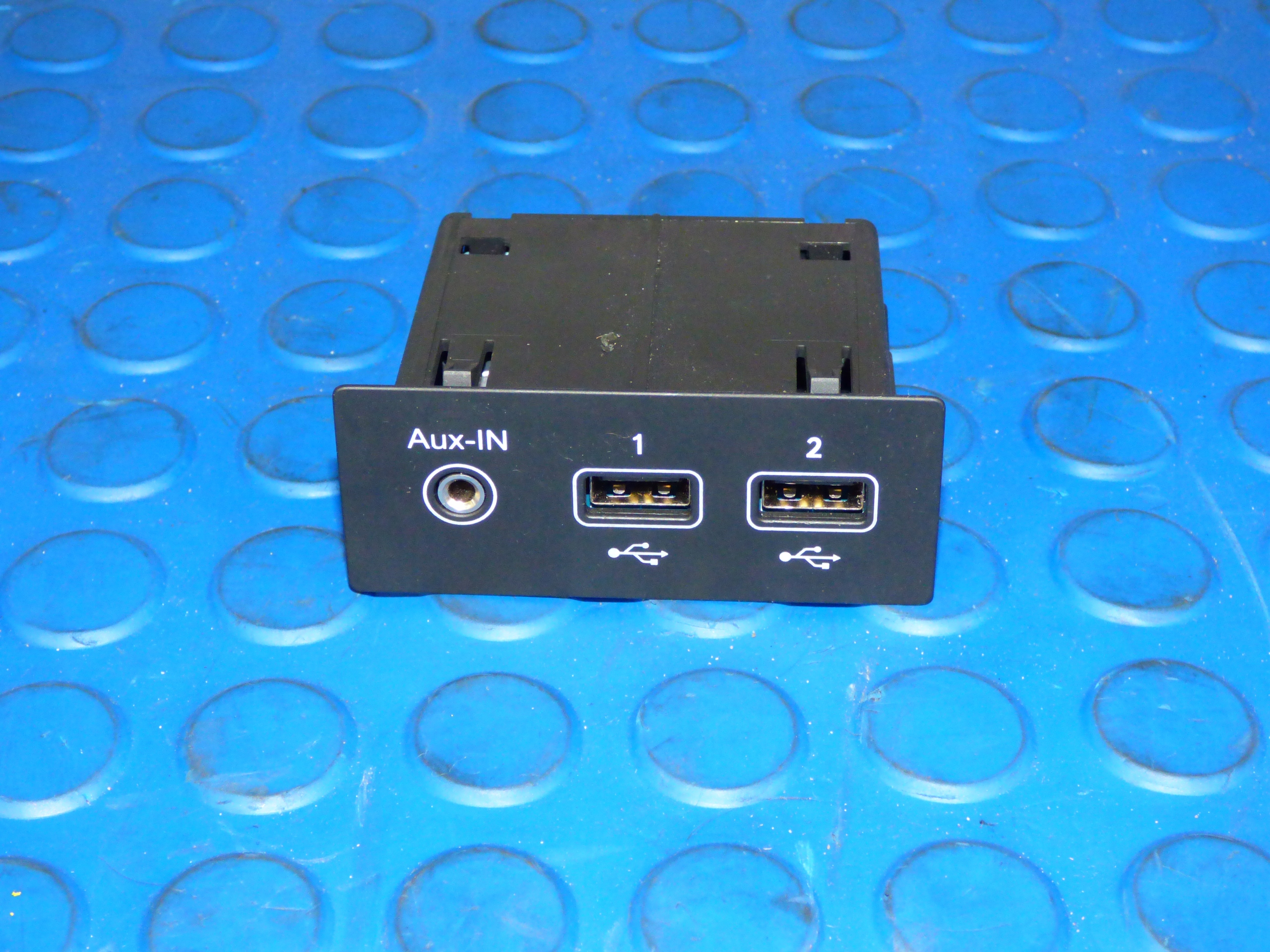 złącze port USB AUX 280231553R RENAULT CLIO V