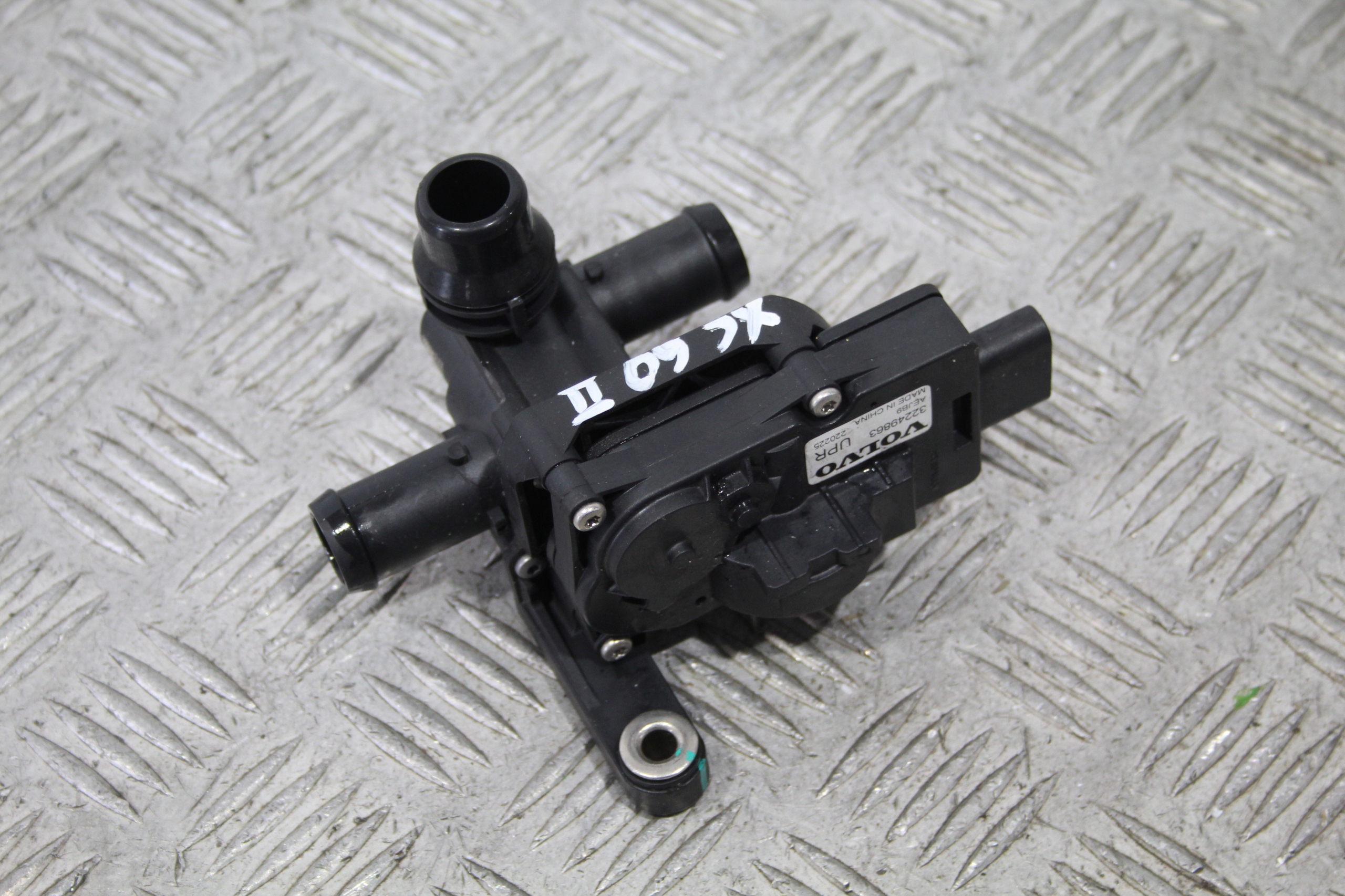 pumpa cirkulacije vode ventil VOLVO XC60 II 2 LIFT