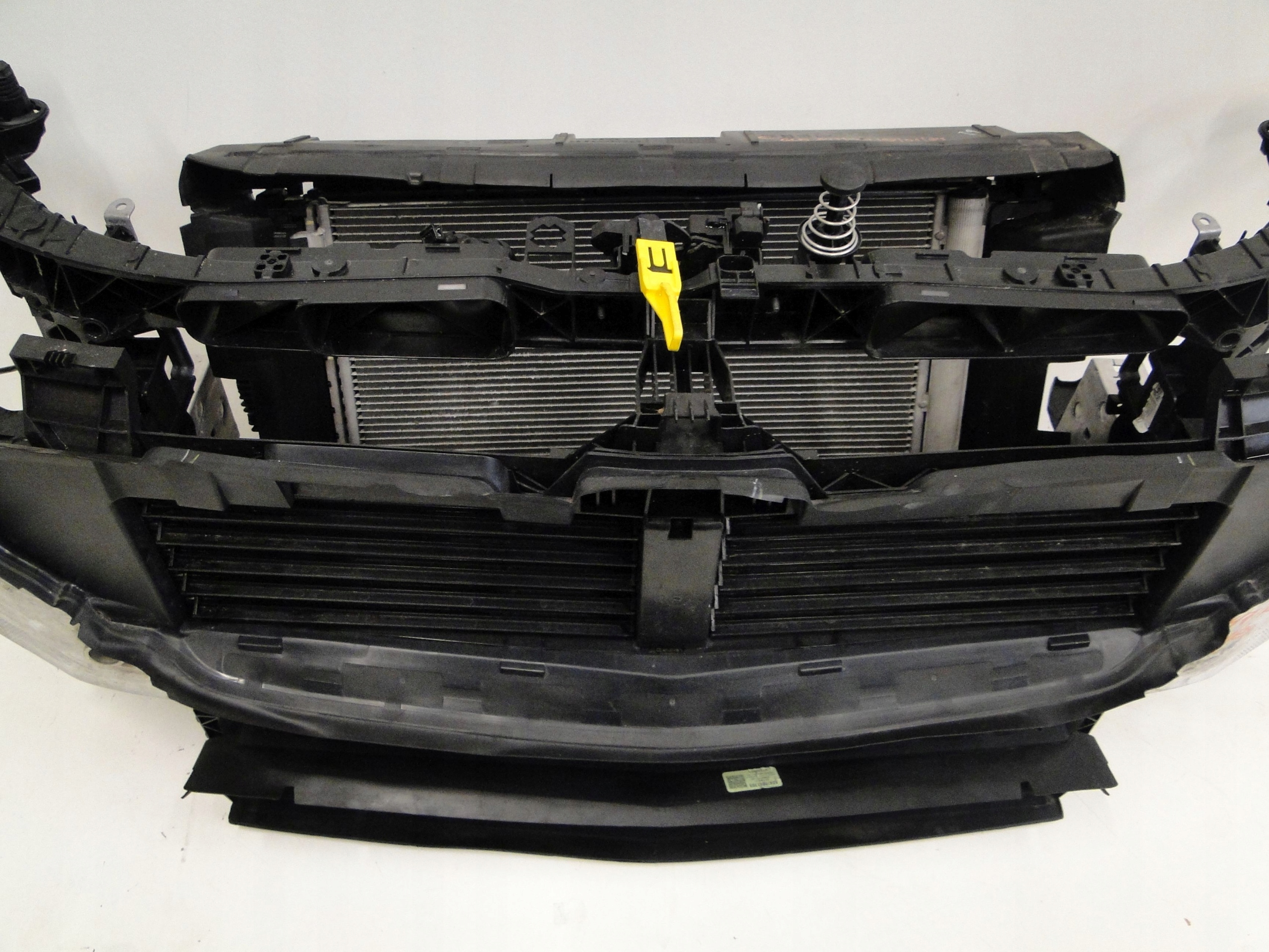 MERCEDES GLB 247 X247 PAS PRZEDNI CHŁODNICE KOMPLET 200D Strona zabudowy przód