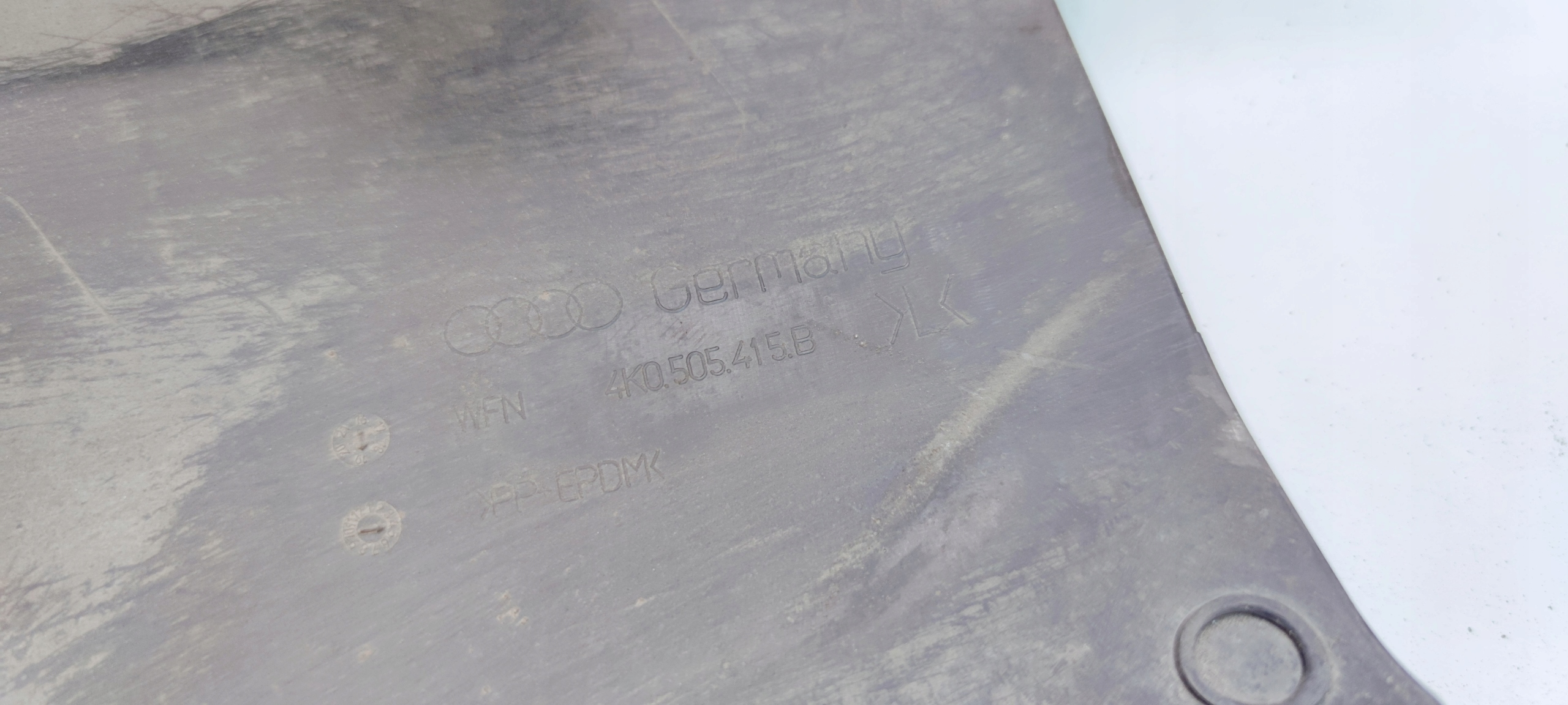 BLENDE ABDECKUNG DES QUERLENKERS LINKS HECK AUDI A6 C8 4K0505415B
