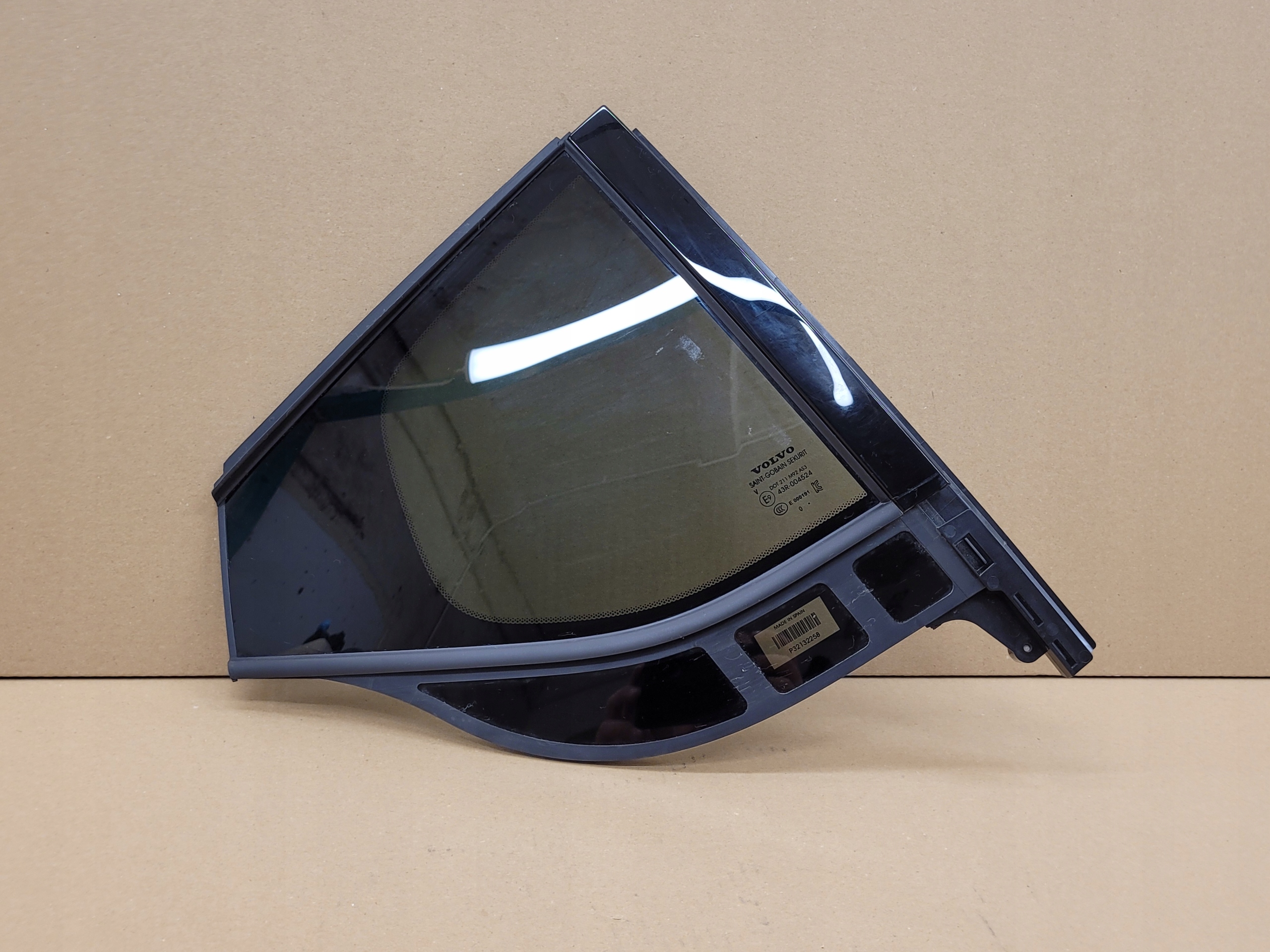 window TROJKAT right rear part VOLVO C40 2021