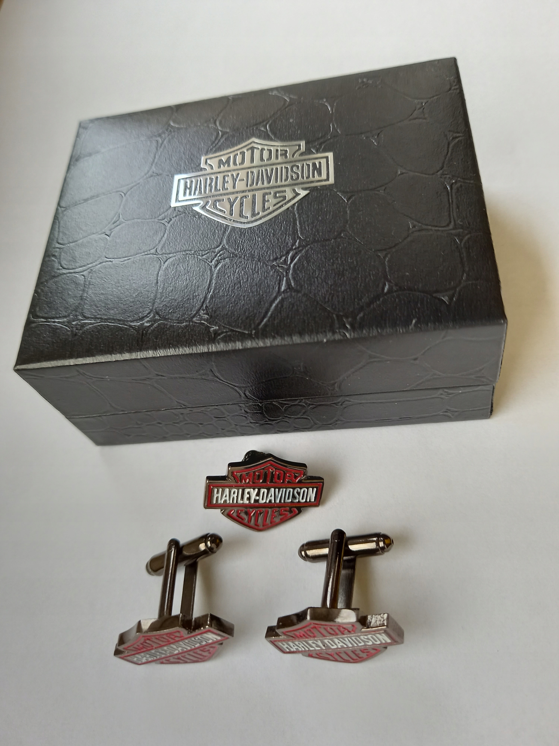 Sada Harley Davidson sponek a odznak s pinem v klopě v exkluzivním Pouzdro