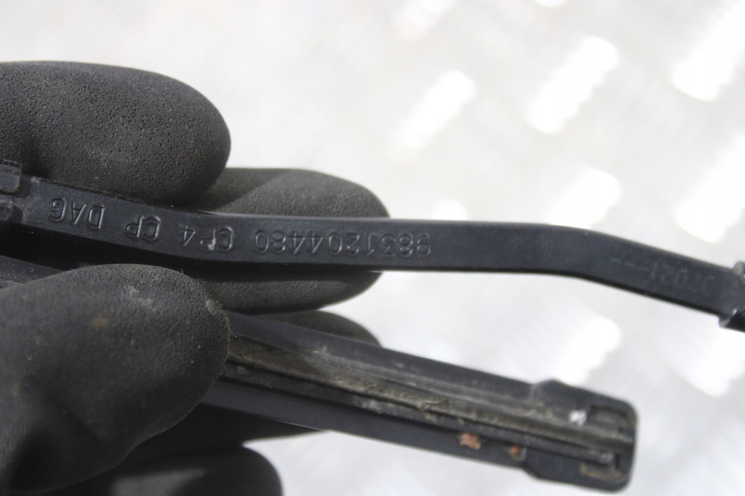 wiper arm wiper right CITROEN C4 III 3 9831204480