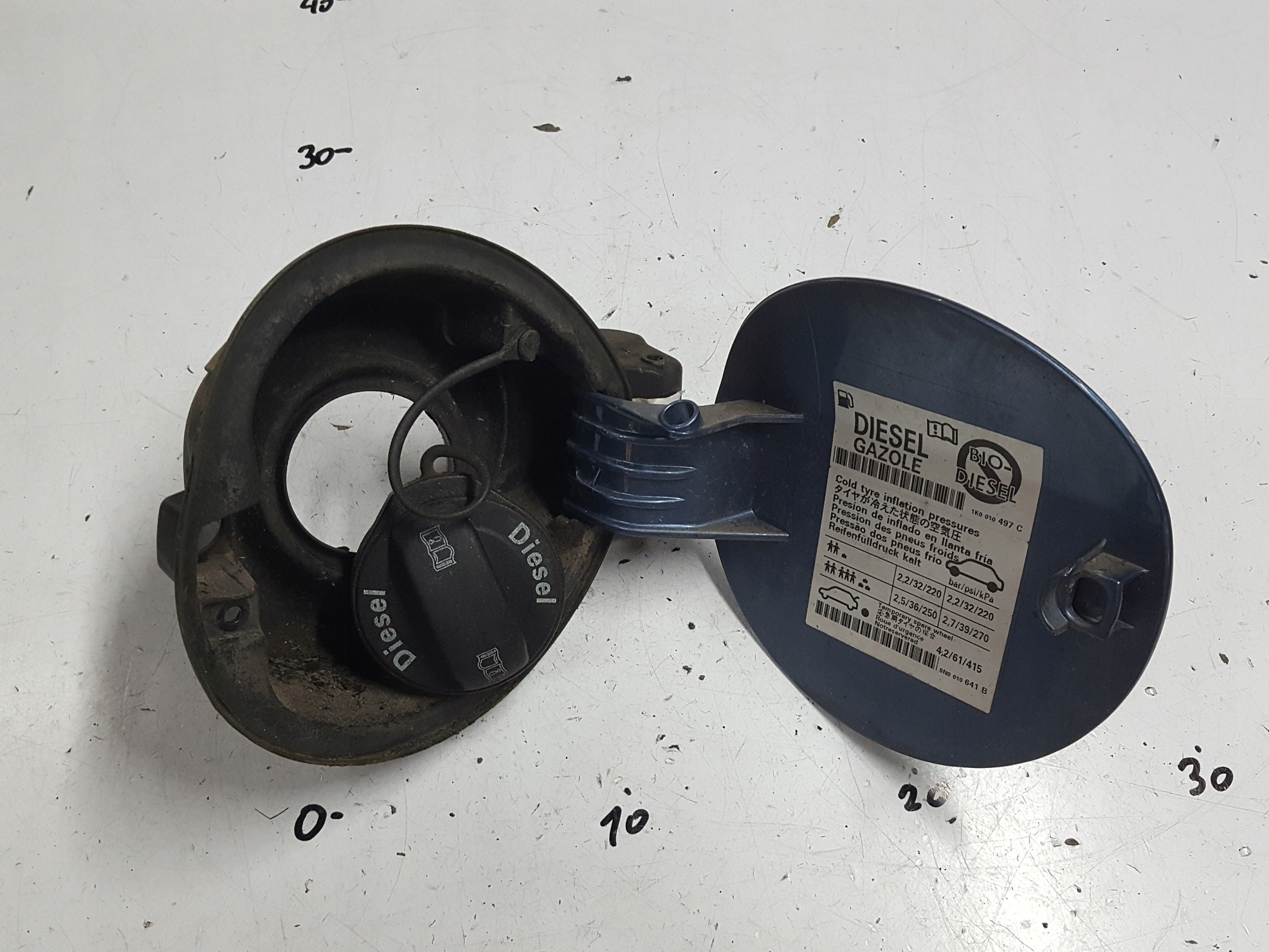 VW TIGUAN I 5N 06-16r KLAPKA WLEWU PALIWA LR5T Producent części Volkswagen OE