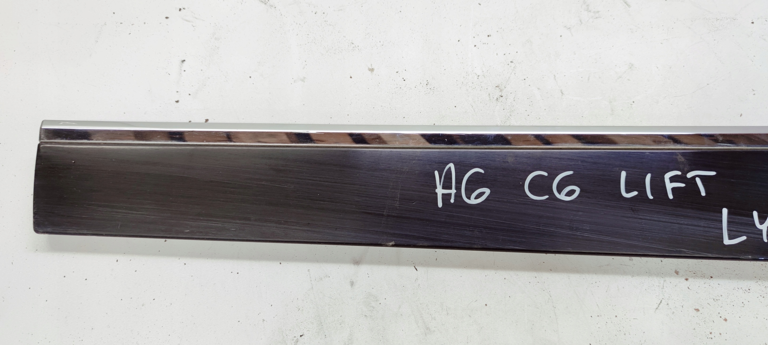 moulding door left rear part AUDI A6 C6 LIFT LY9B