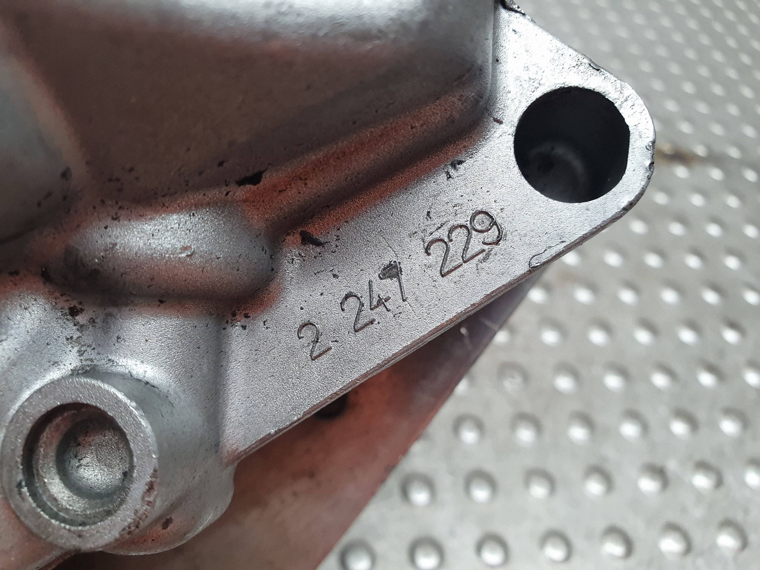 držač poklopač filtera ulja 2247229 BMW E46 2.0D