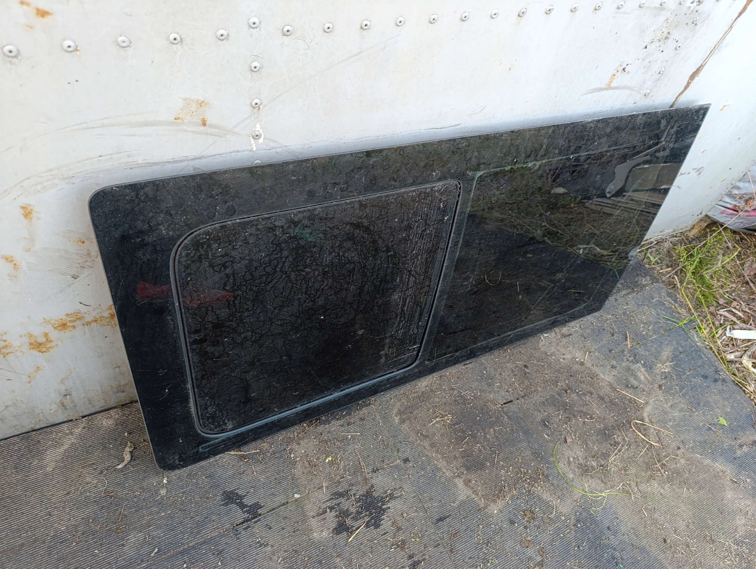 VW T5 window PRZESUWNA DRUGI RZAD left damaged