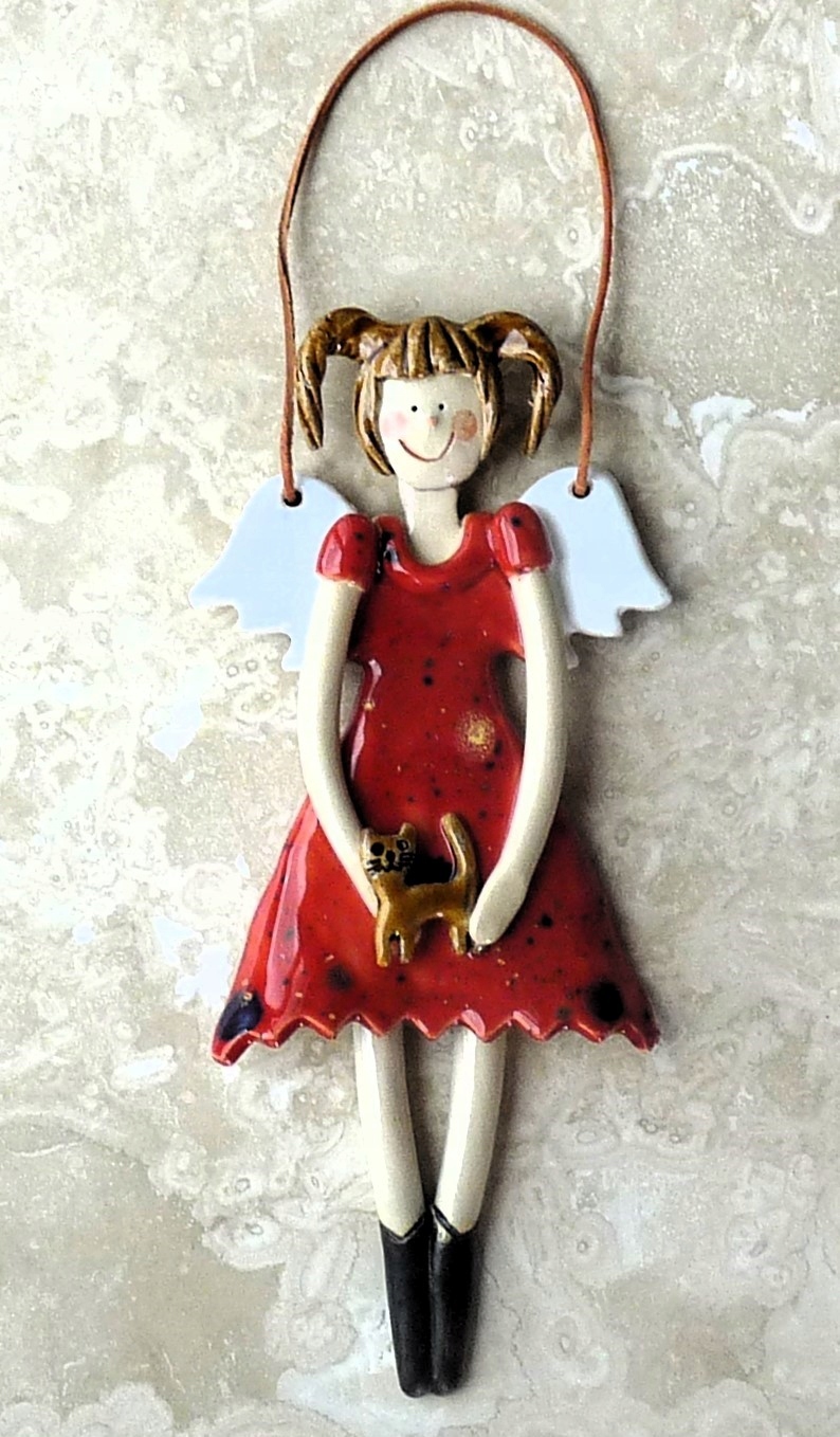 Keramická figurka Červený anděl Dívka s kočkou Dárek 22 cm