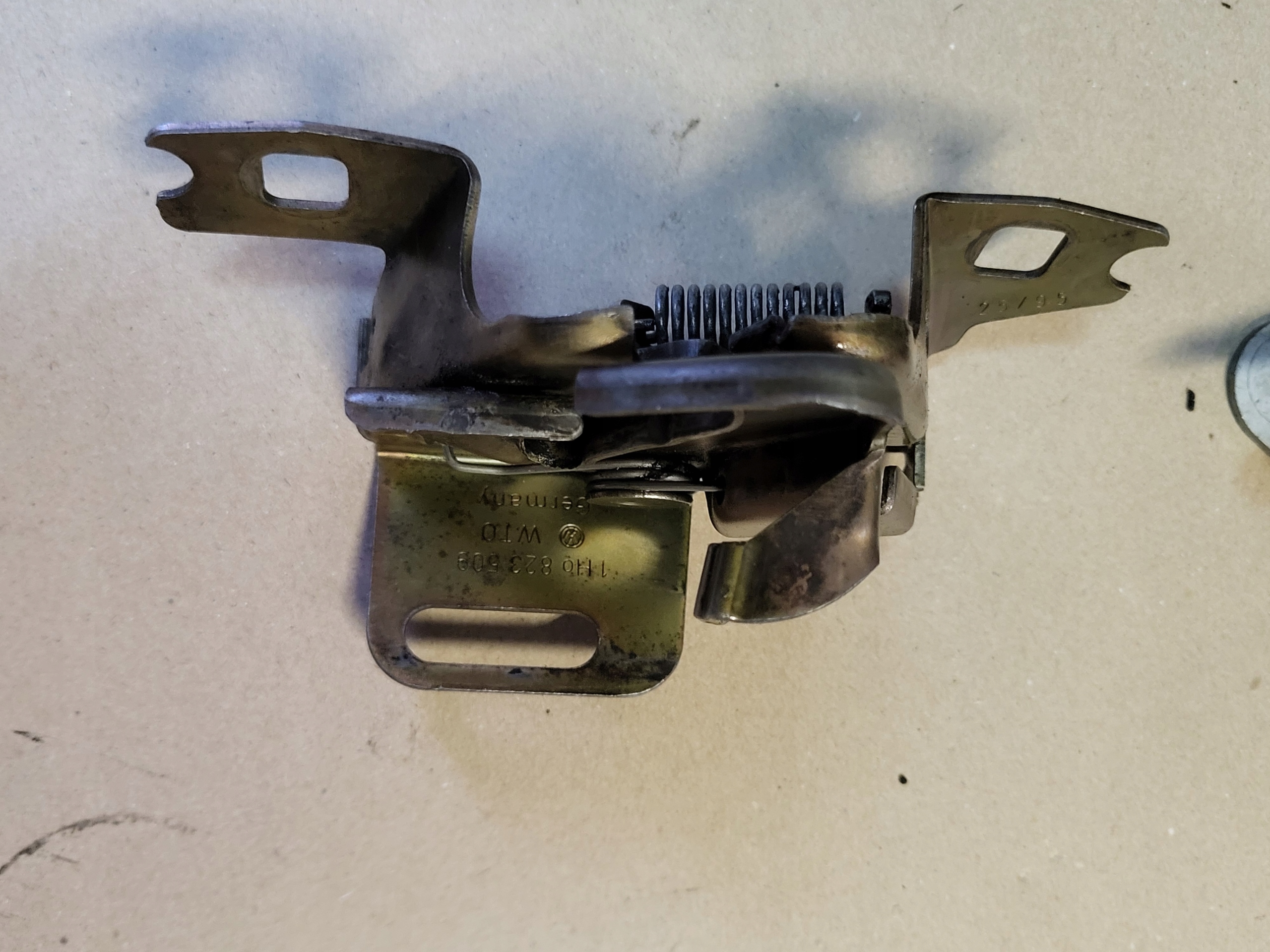 lock RYGIEL bonnets front VW GOLF III OE 1H0823509
